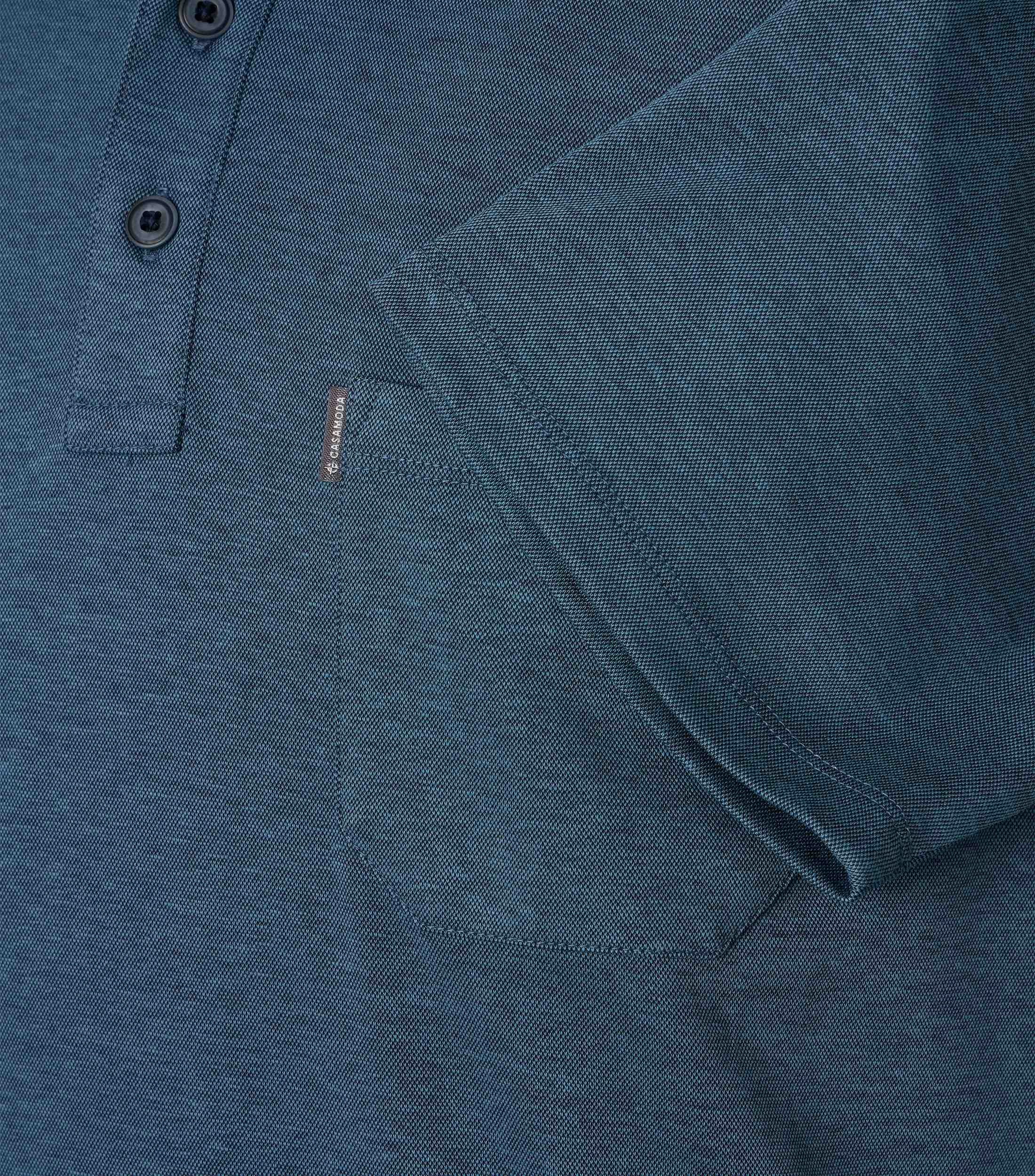 Polo-Shirt im unifarbenen Design in der Farbe Türkisblau