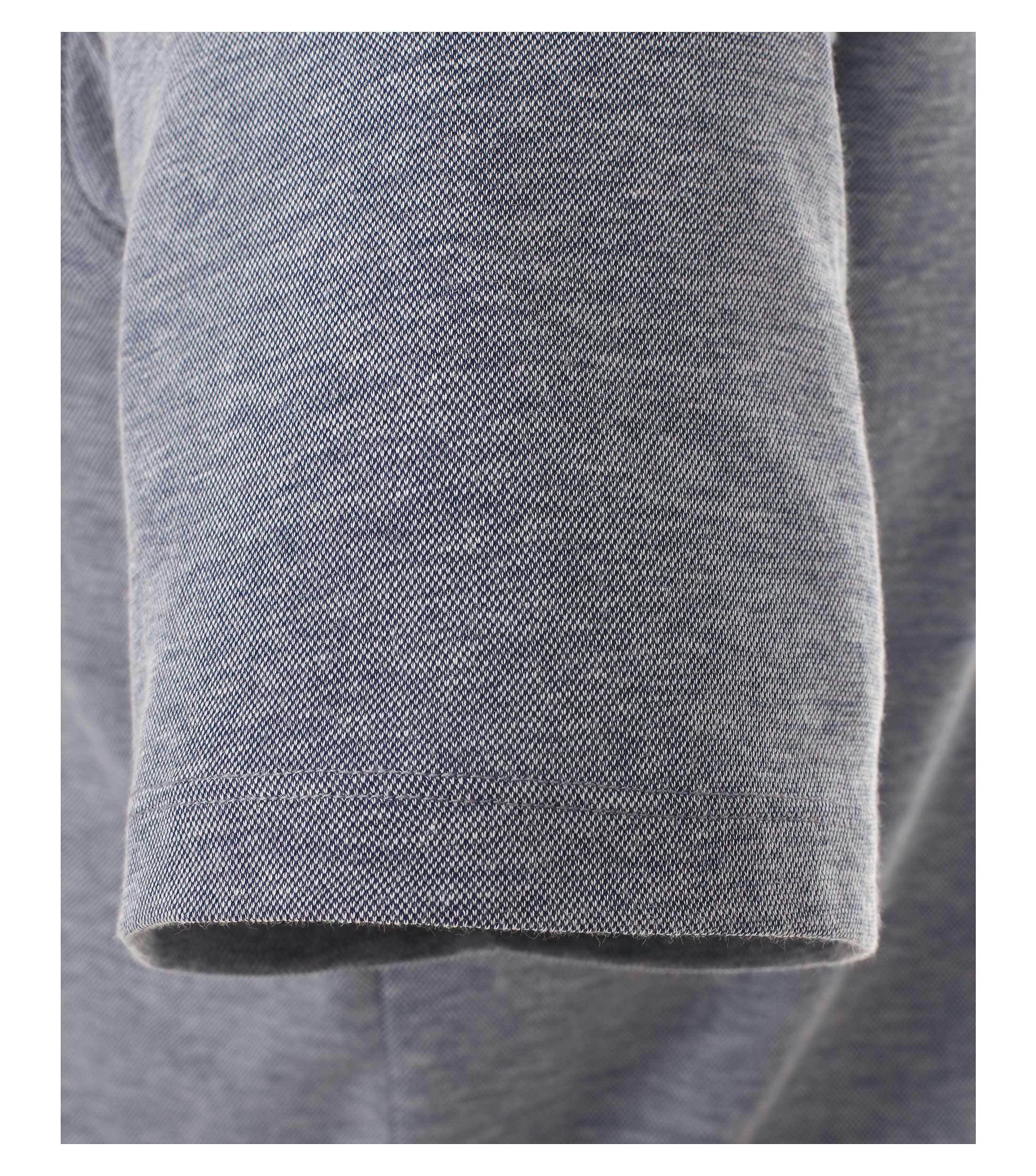 Ein Polo-Shirt im uni Muster in der Farbe Weißblau