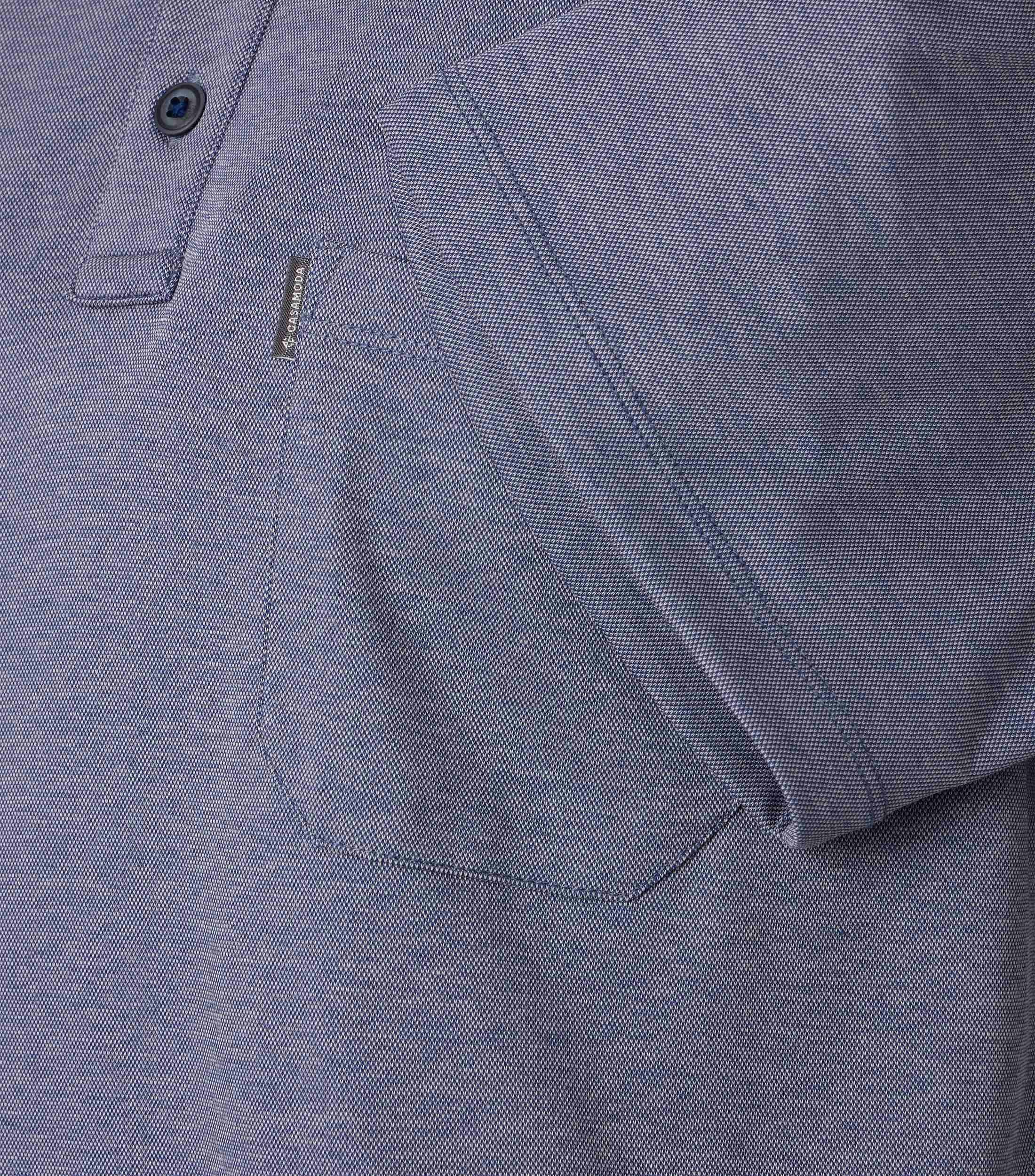 Ein Polo-Shirt im uni Muster in der Farbe Weißblau