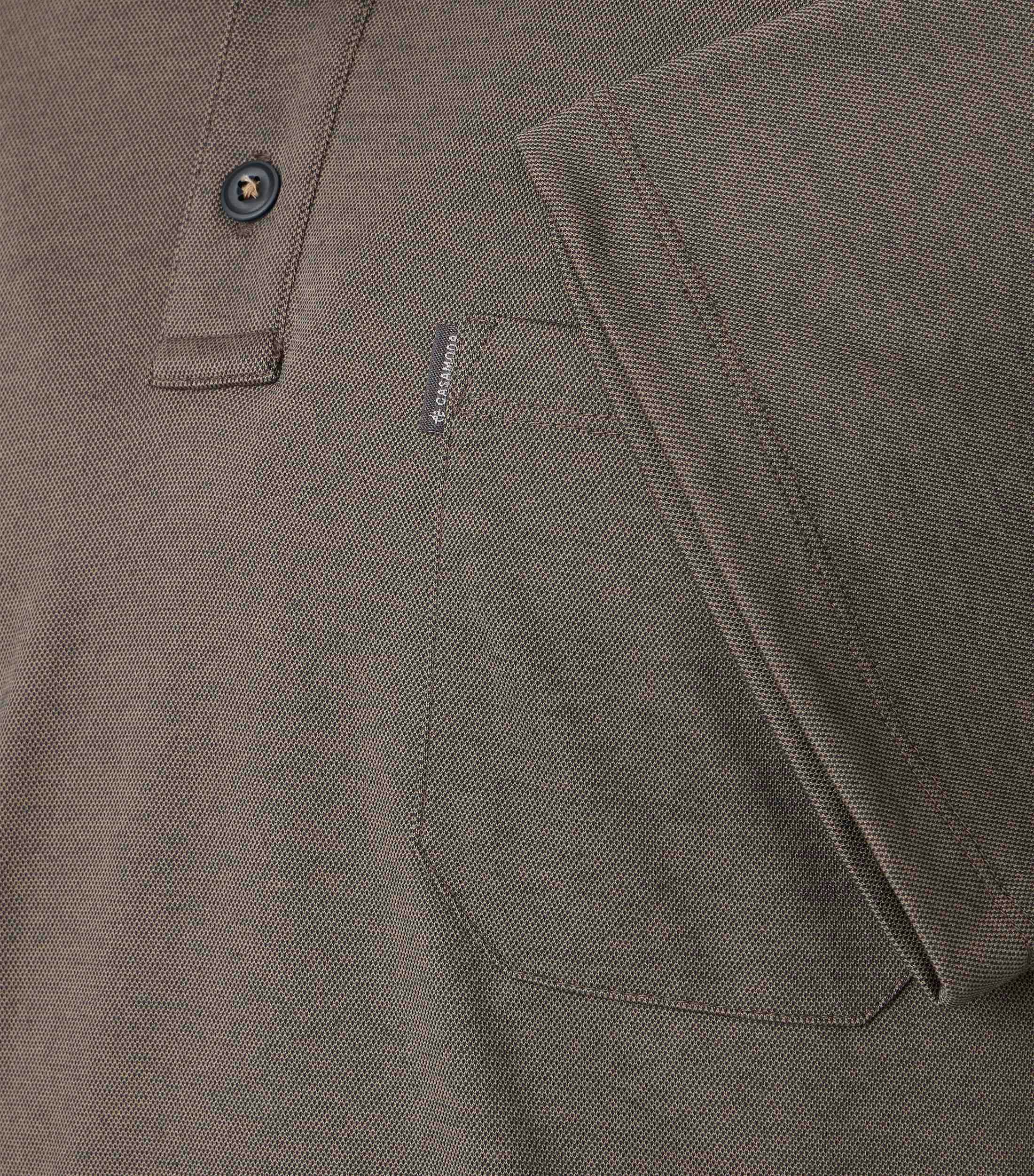 Ein Polo-Shirt im uni Muster in der Farbe Schlamm