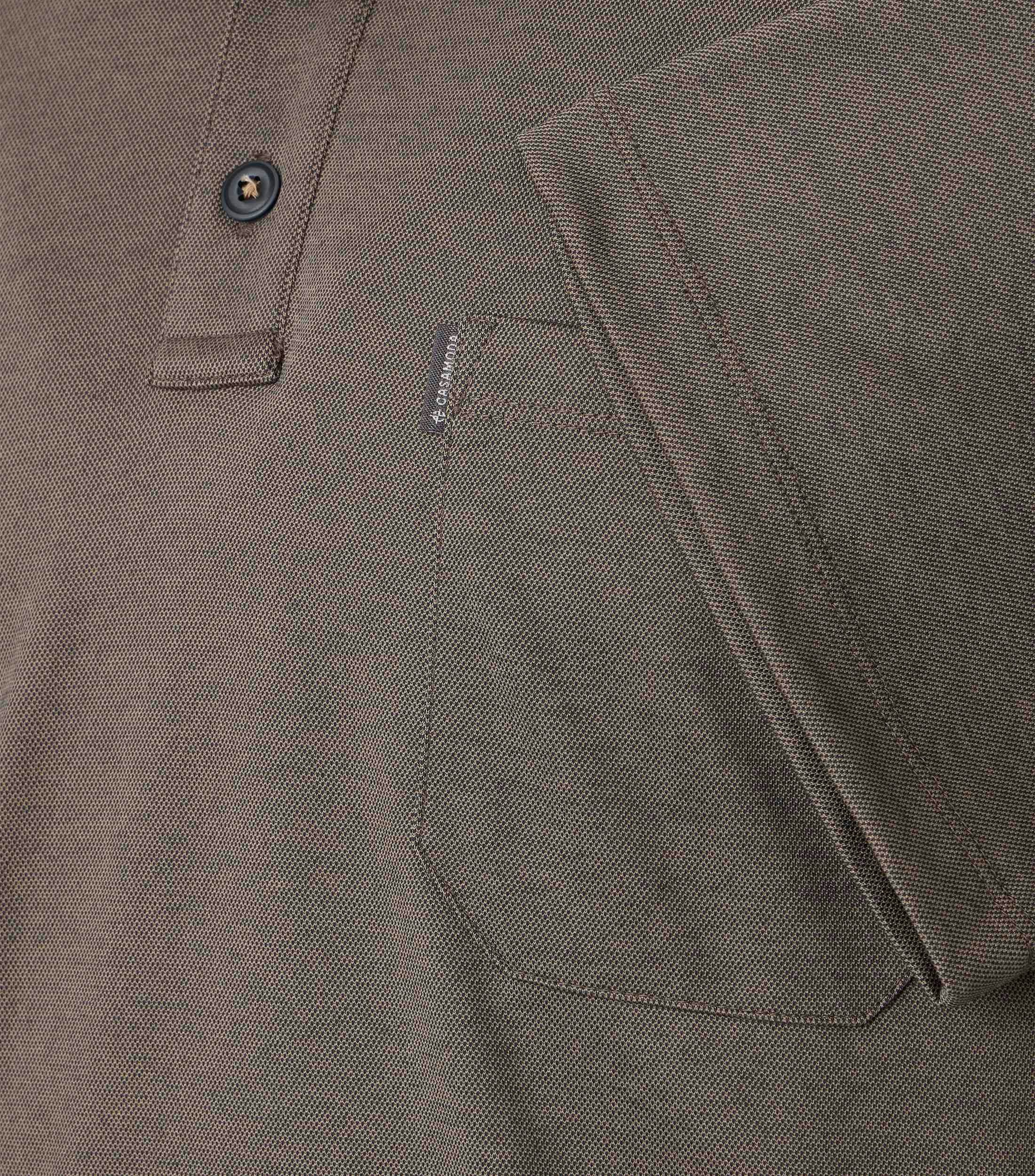 Ein Polo-Shirt im uni Muster in der Farbe Schlamm