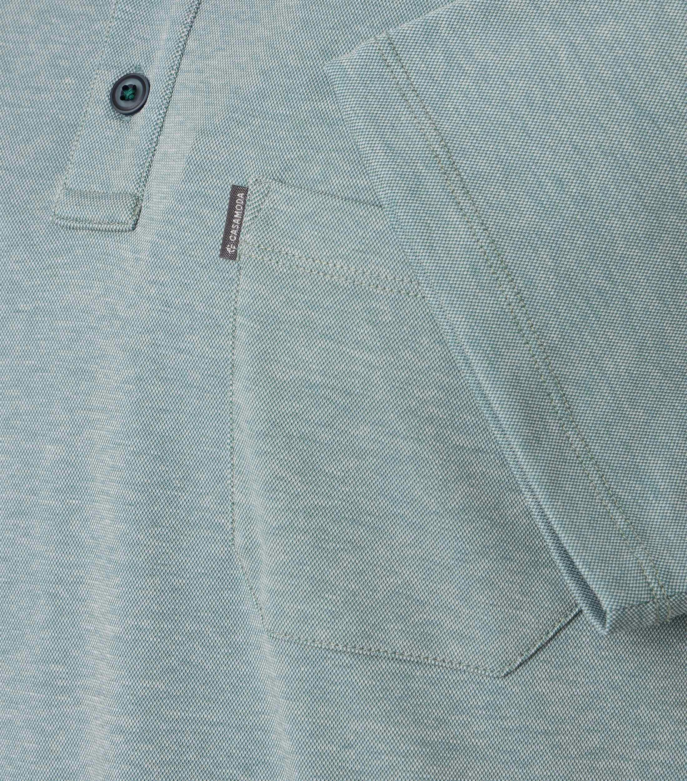 Ein Polo-Shirt im uni Muster in der Farbe Mint