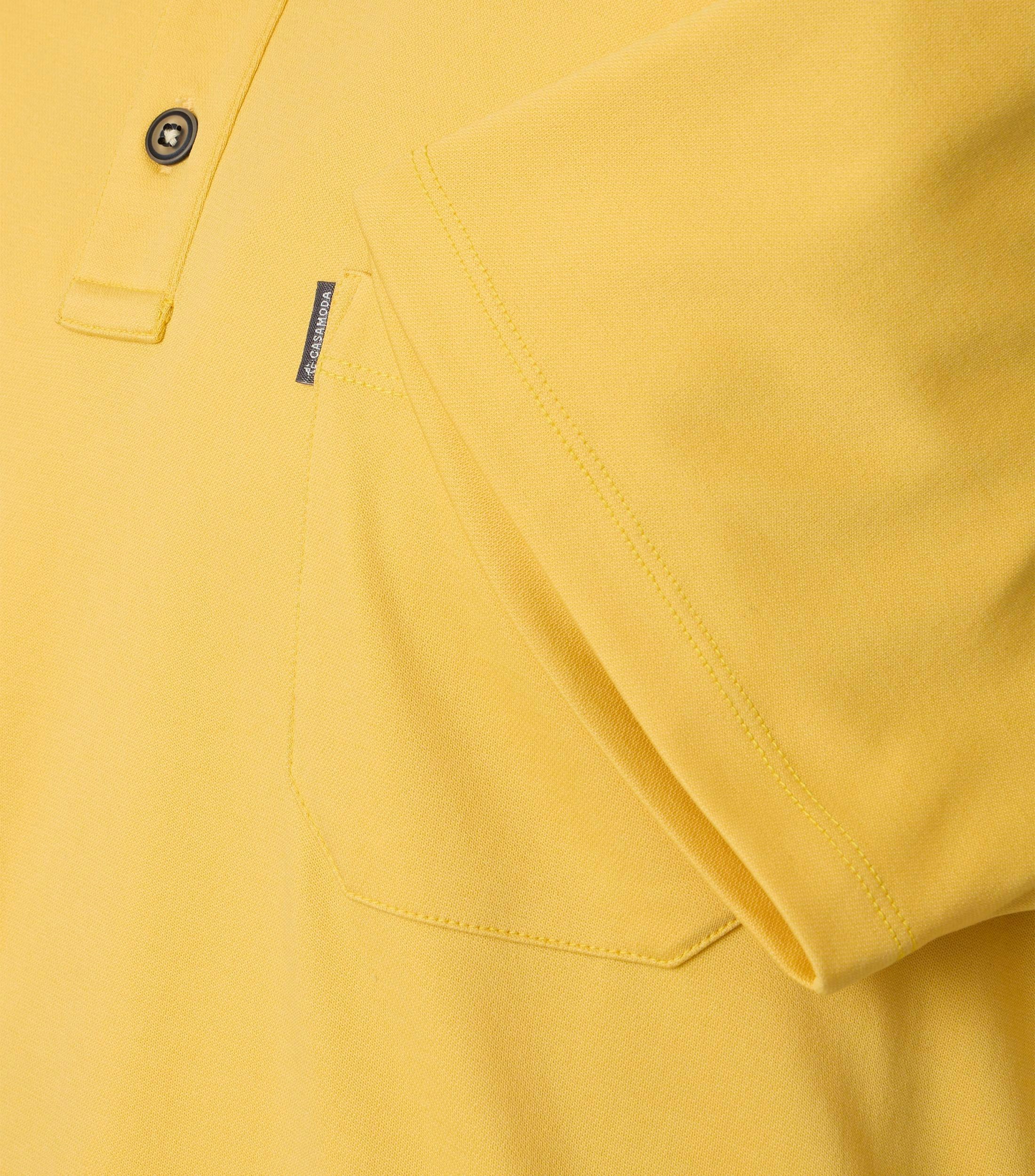 Ein Polo-Shirt im uni Muster in der Farbe Honiggelb