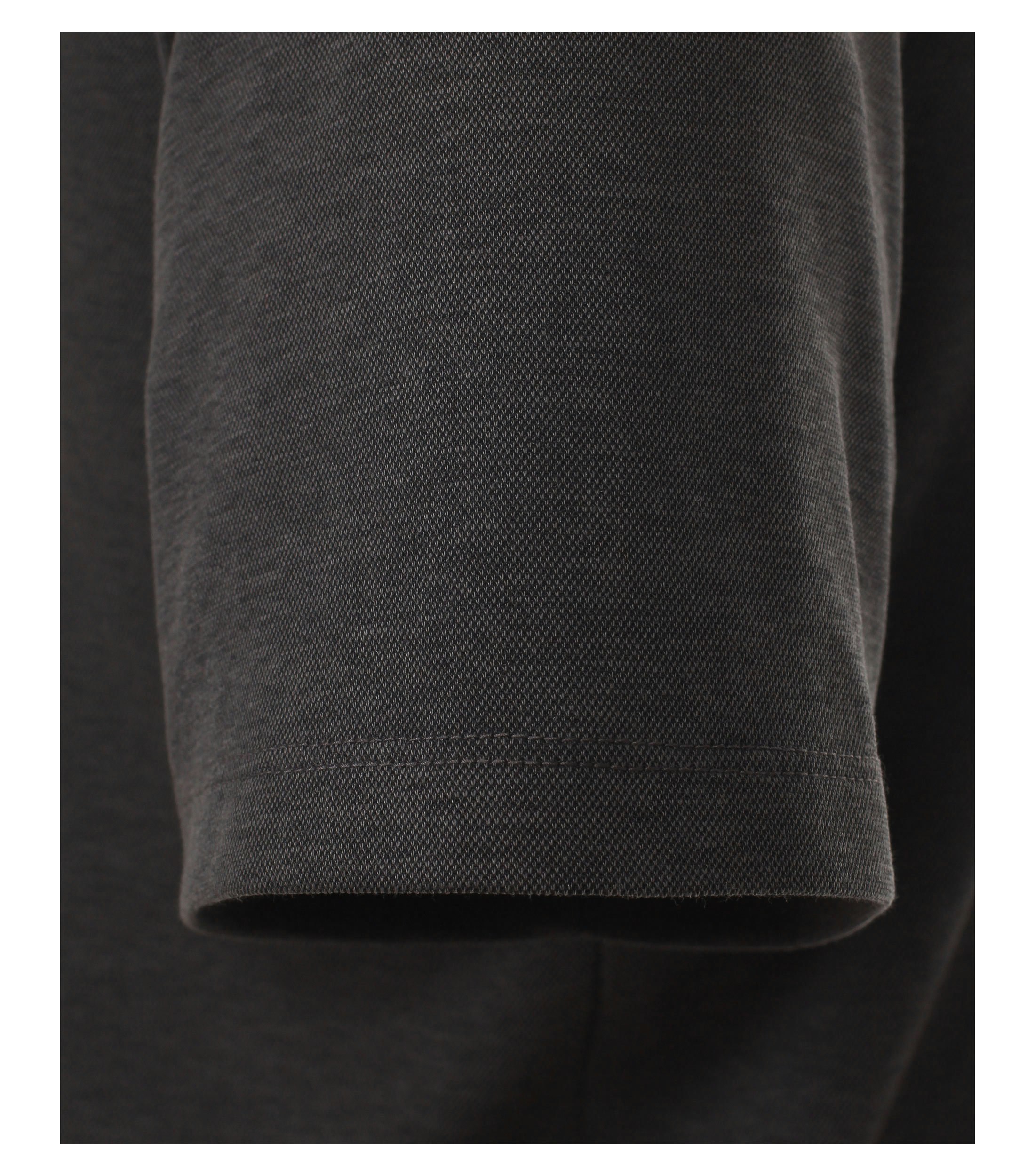 Ein Polo-Shirt im uni Muster in der Farbe Dunkelgrau