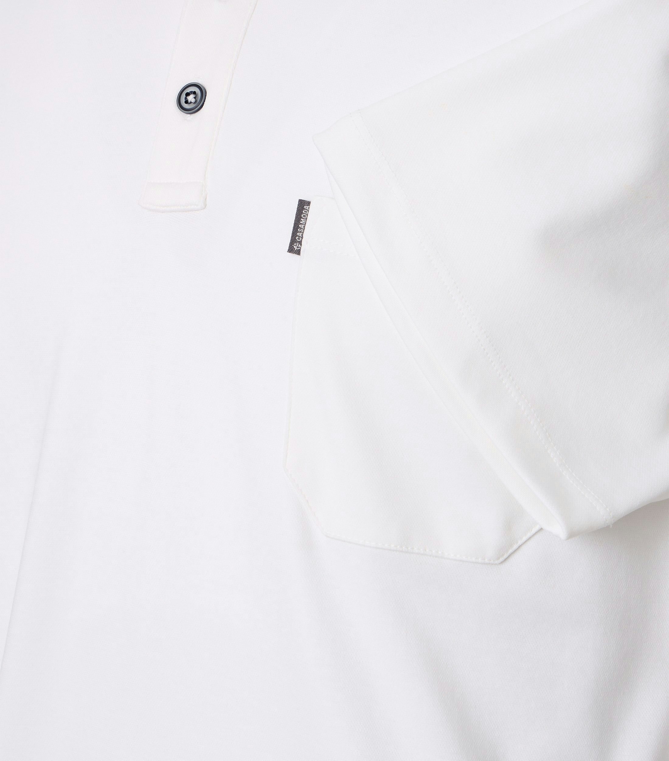 Ein Polo-Shirt im uni Muster in der Farbe Weiß