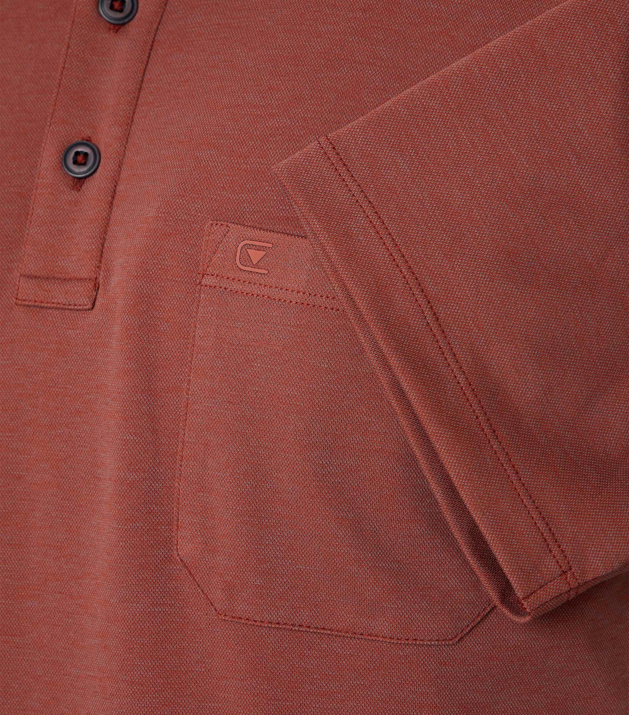 Ein Polo-Shirt im uni Muster in der Farbe Dunkelorange