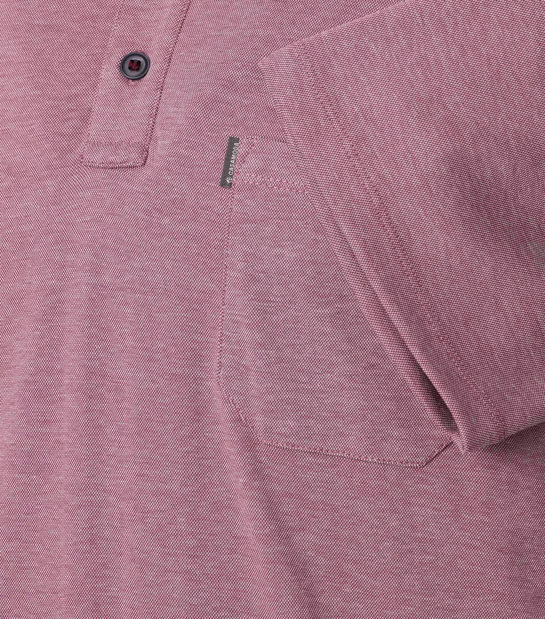 Ein Polo-Shirt im uni Muster in der Farbe Hellrot