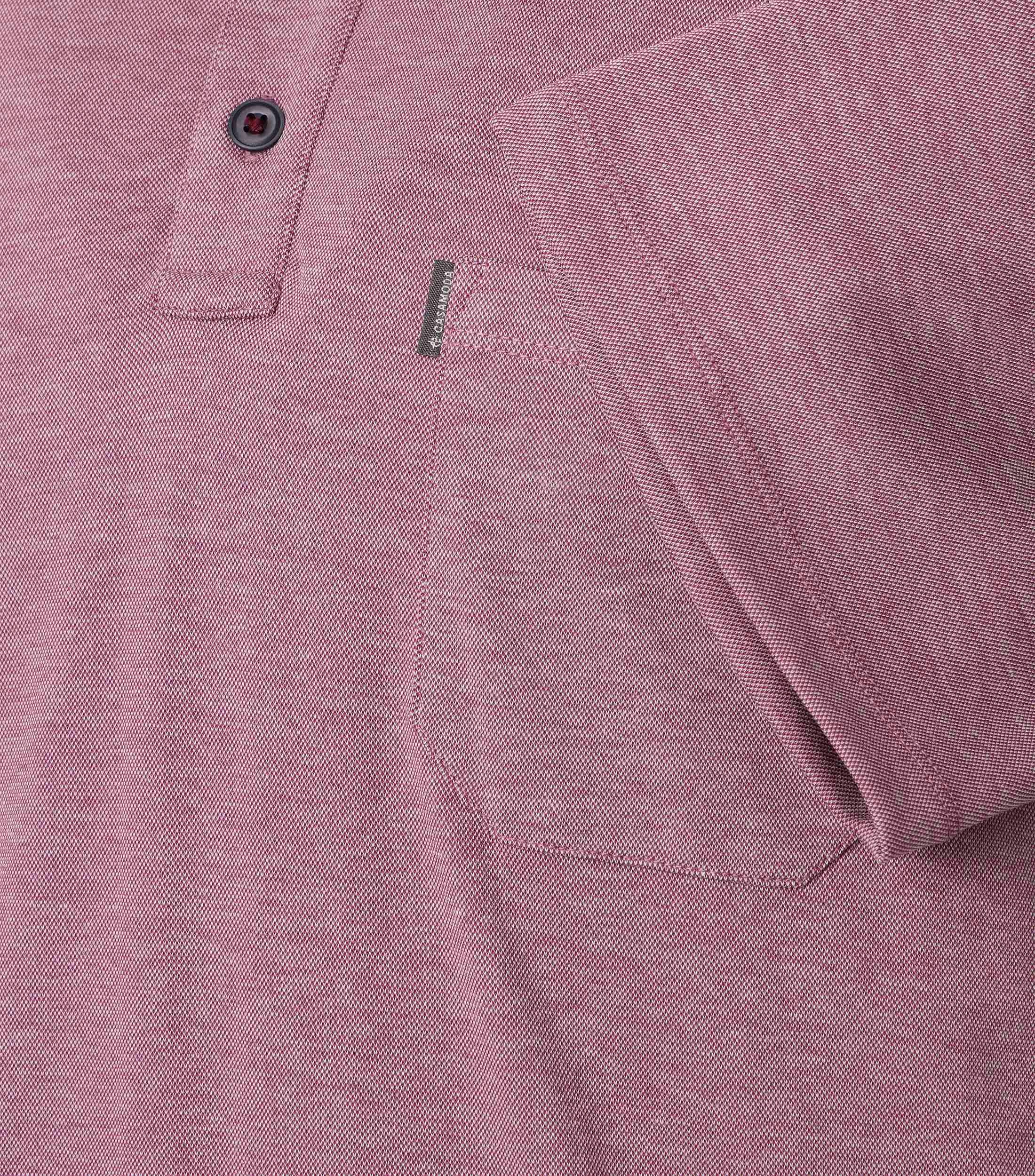 Ein Polo-Shirt im uni Muster in der Farbe Hellrot