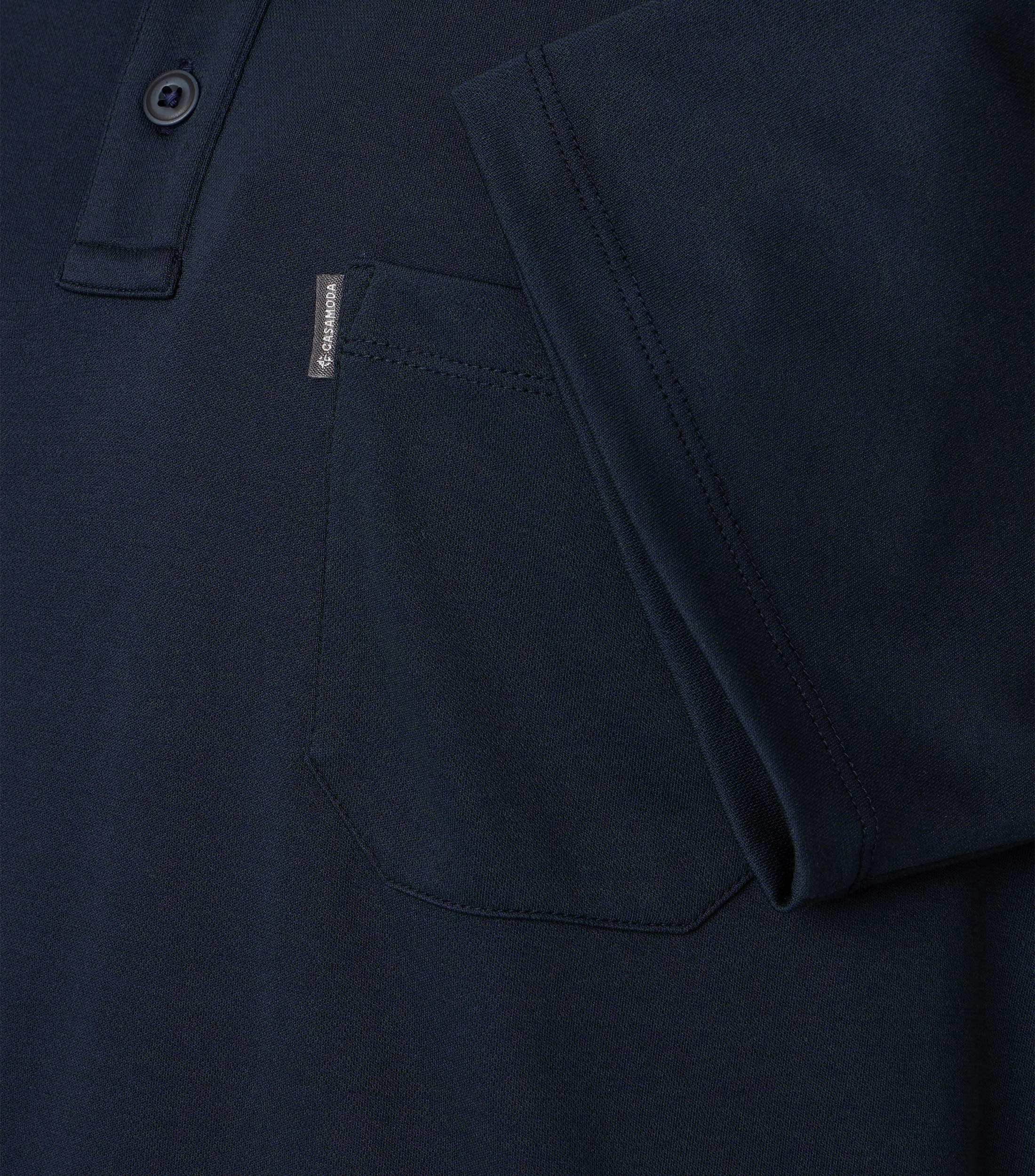 Ein Polo-Shirt im uni Muster in der Farbe Dunkelblau