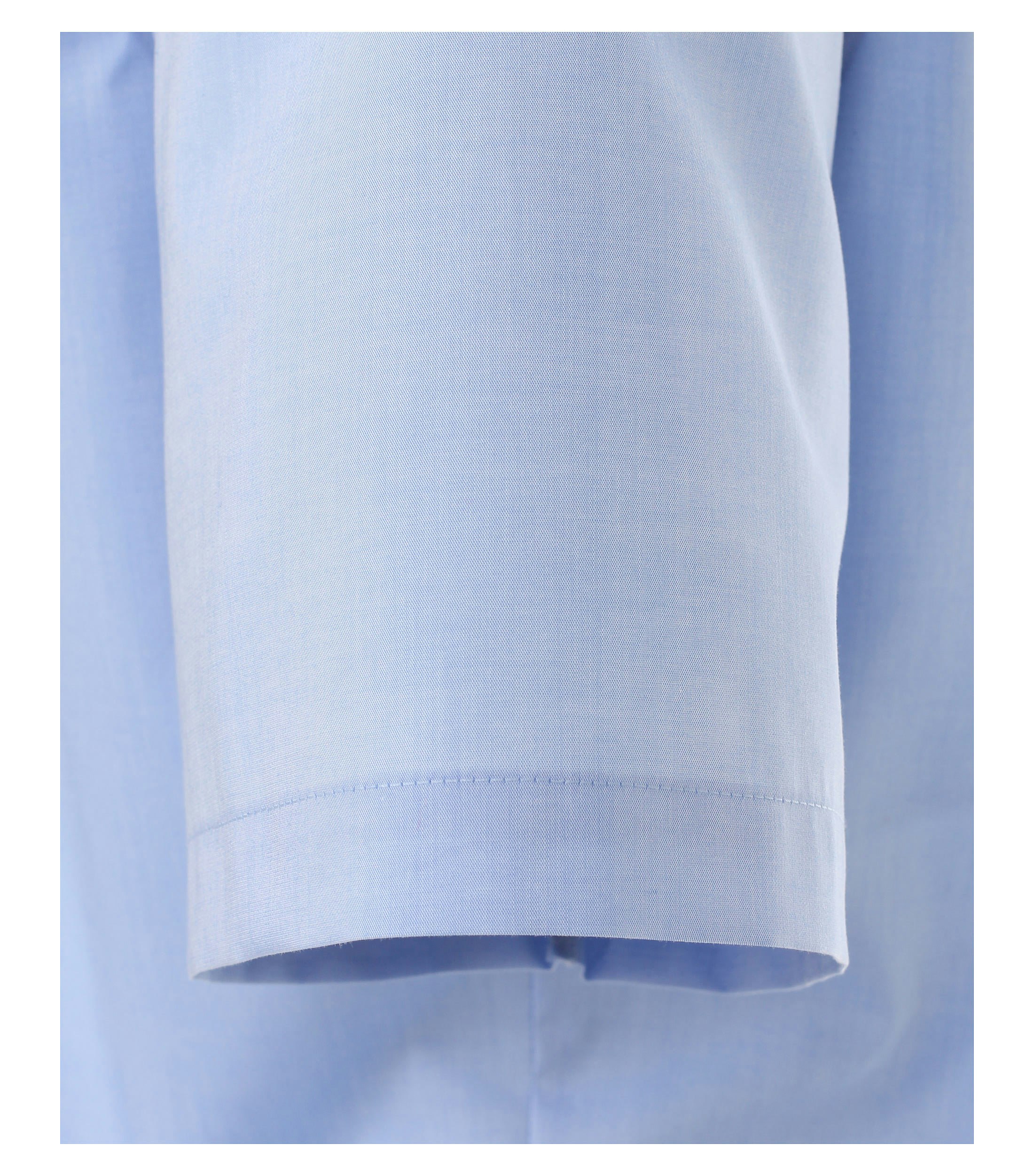 Ein Businesshemd im uni Muster in der Farbe Hellblau