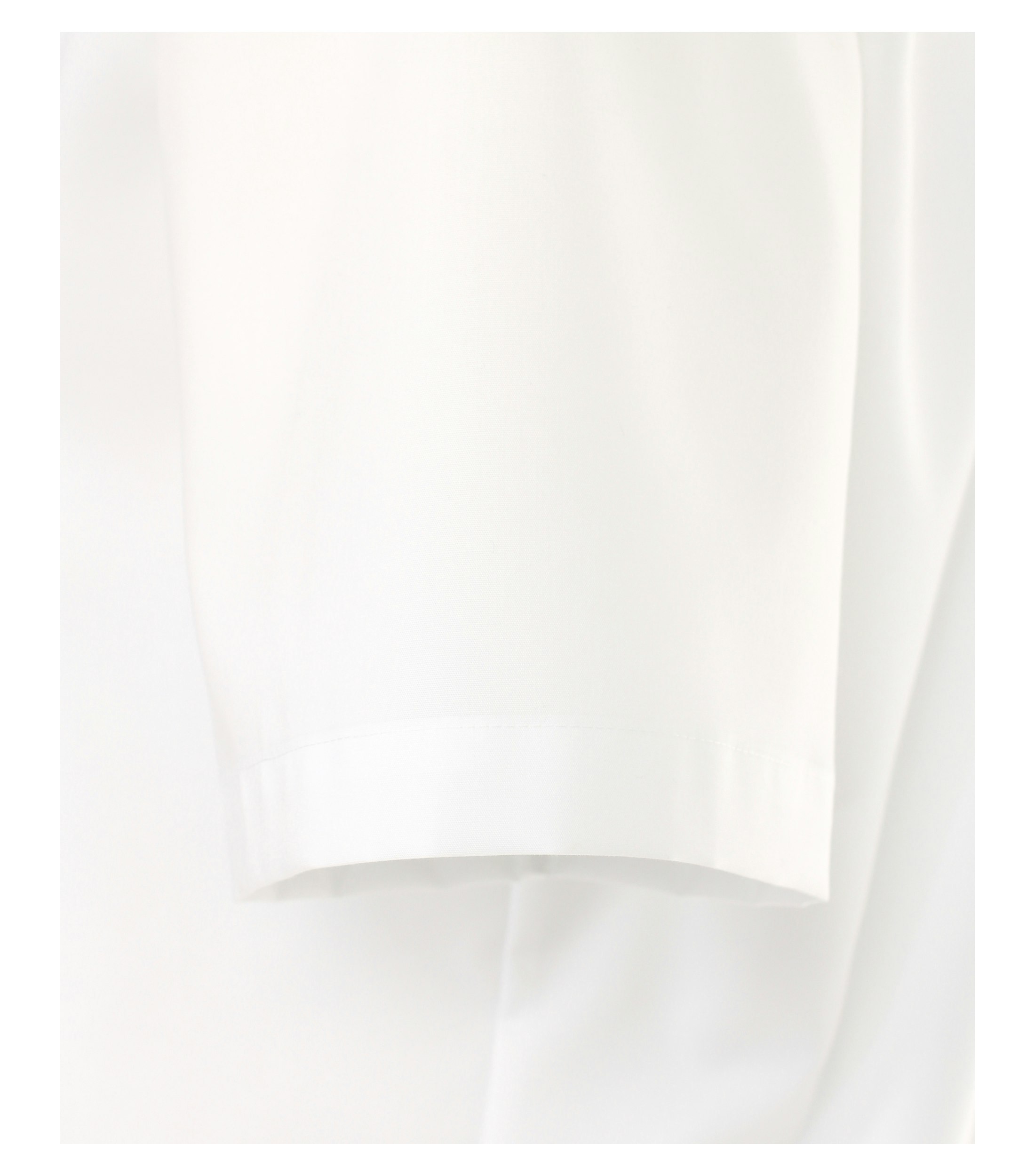 Ein Businesshemd im uni Muster in der Farbe Weiß