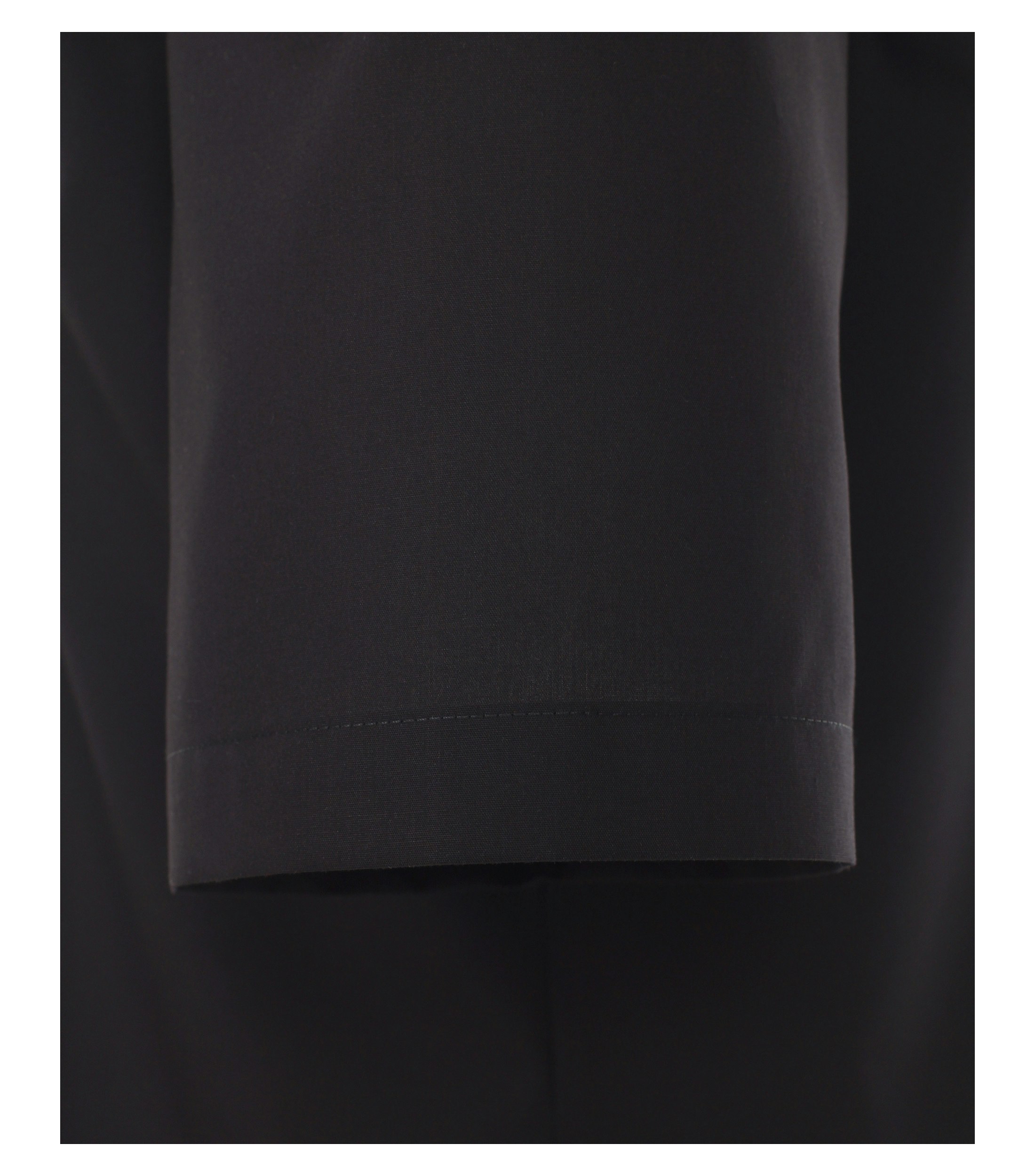 Ein Businesshemd im uni Muster in der Farbe Schwarz