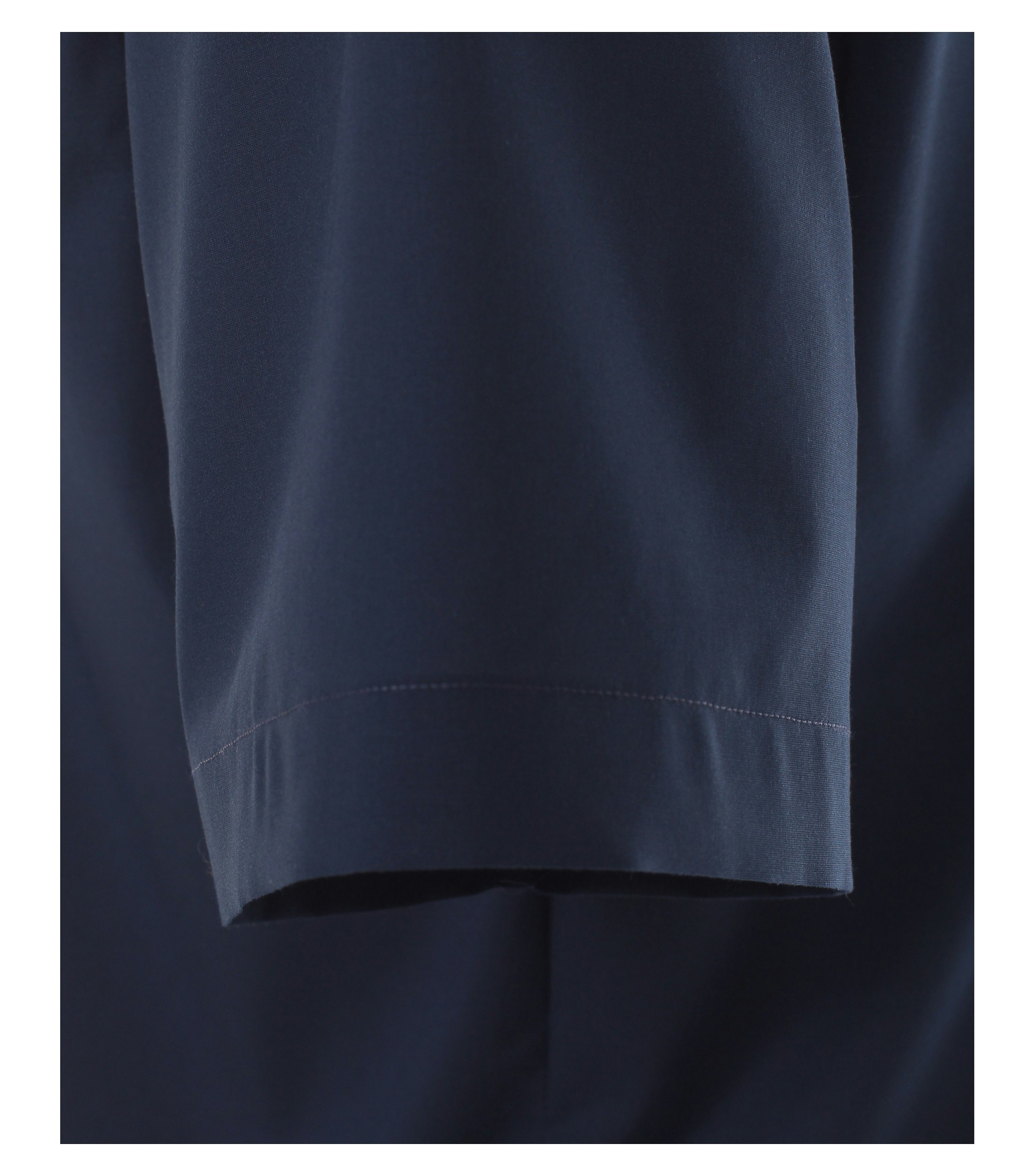 Ein Businesshemd im uni Muster in der Farbe Dunkelblau