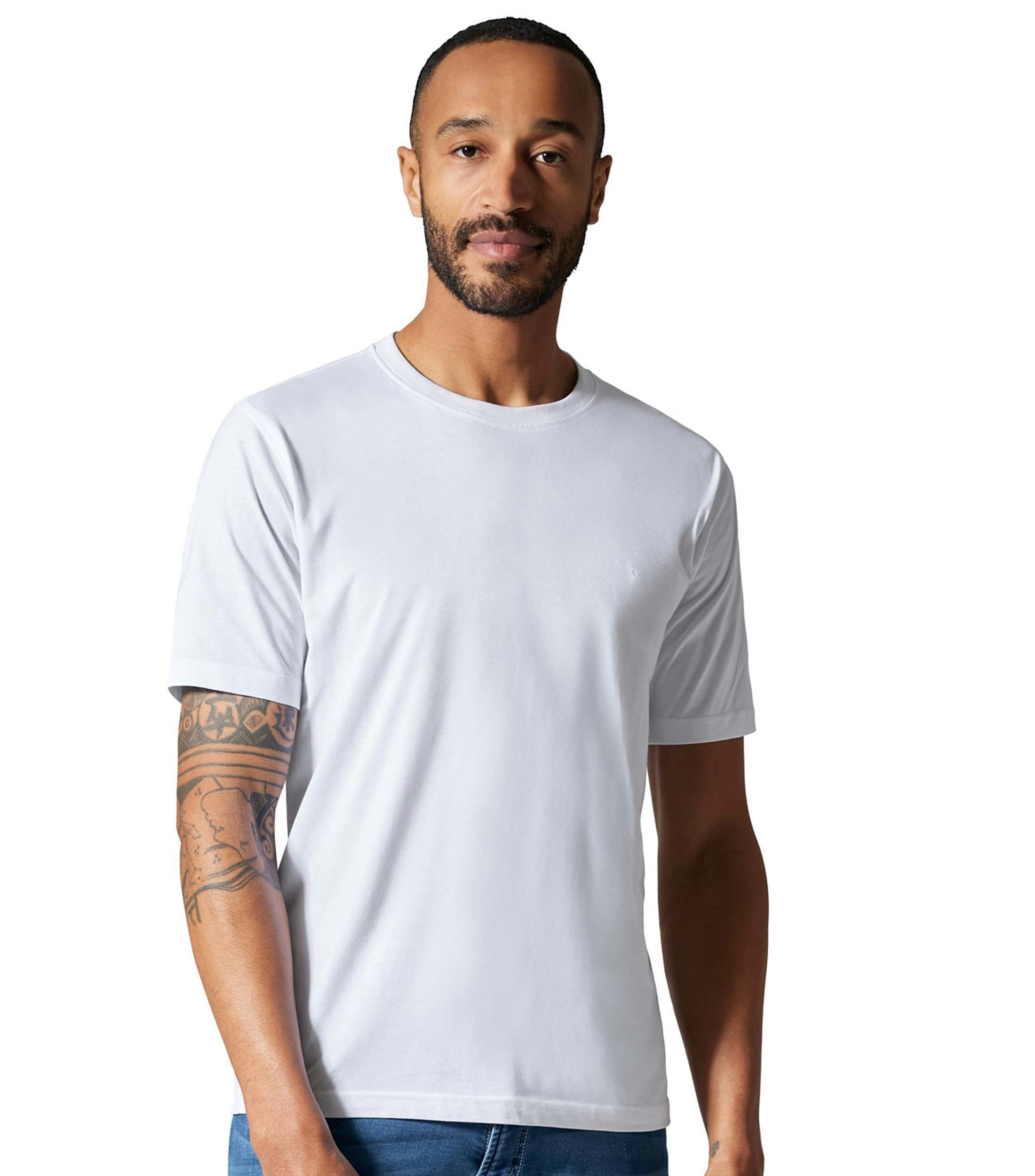 Das Model trägt ein TShirt im uni Muster in der Farbe Weiß