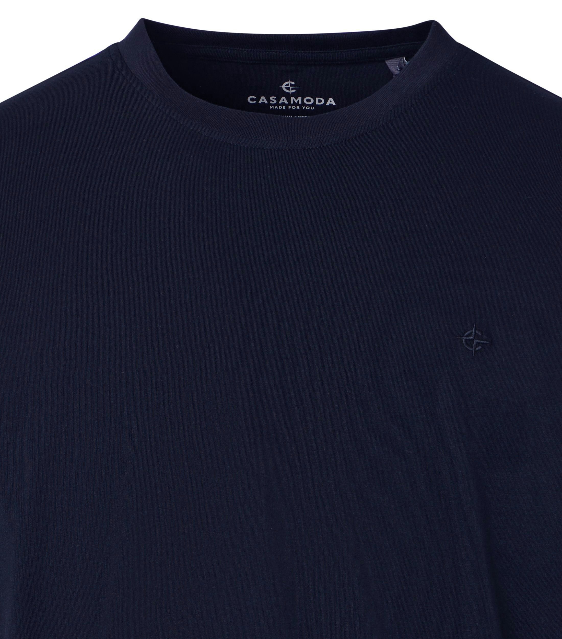 Das Model trägt ein T-Shirt im uni Muster in der Farbe Dunkelblau