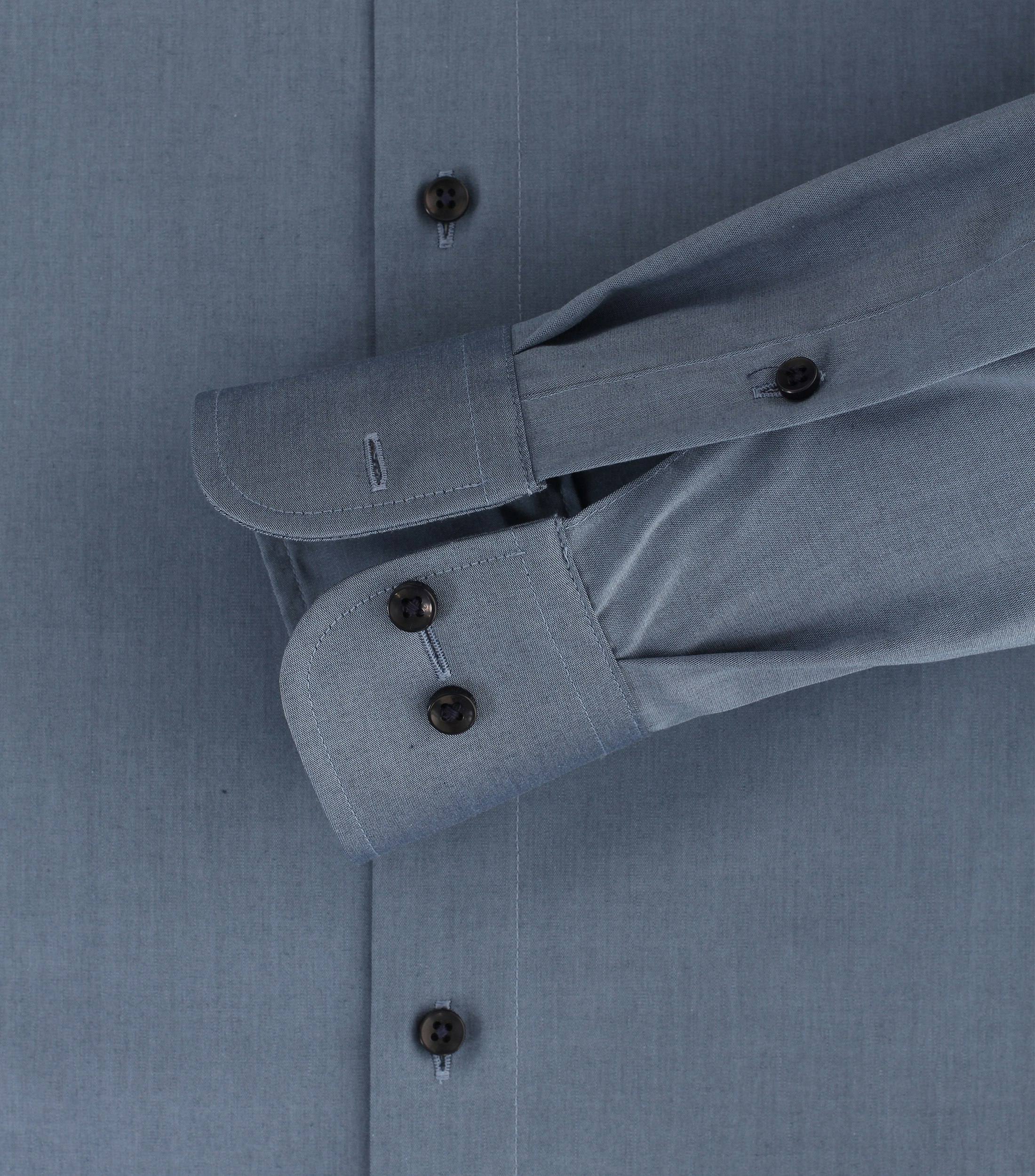 Ein Businesshemd im uni Muster in der Farbe Mittelblau