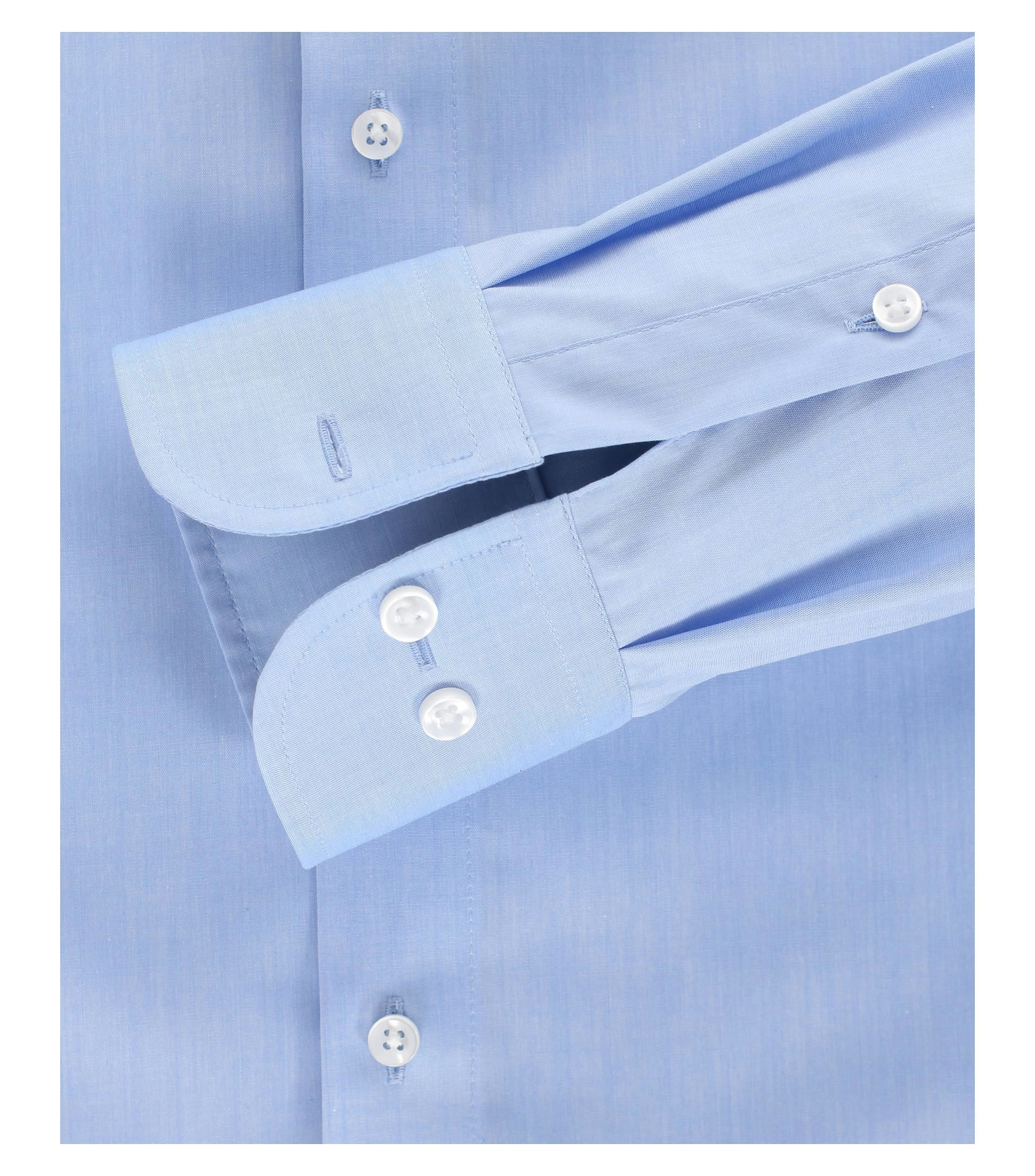 Ein Businesshemd im uni Muster in der Farbe Himmelblau