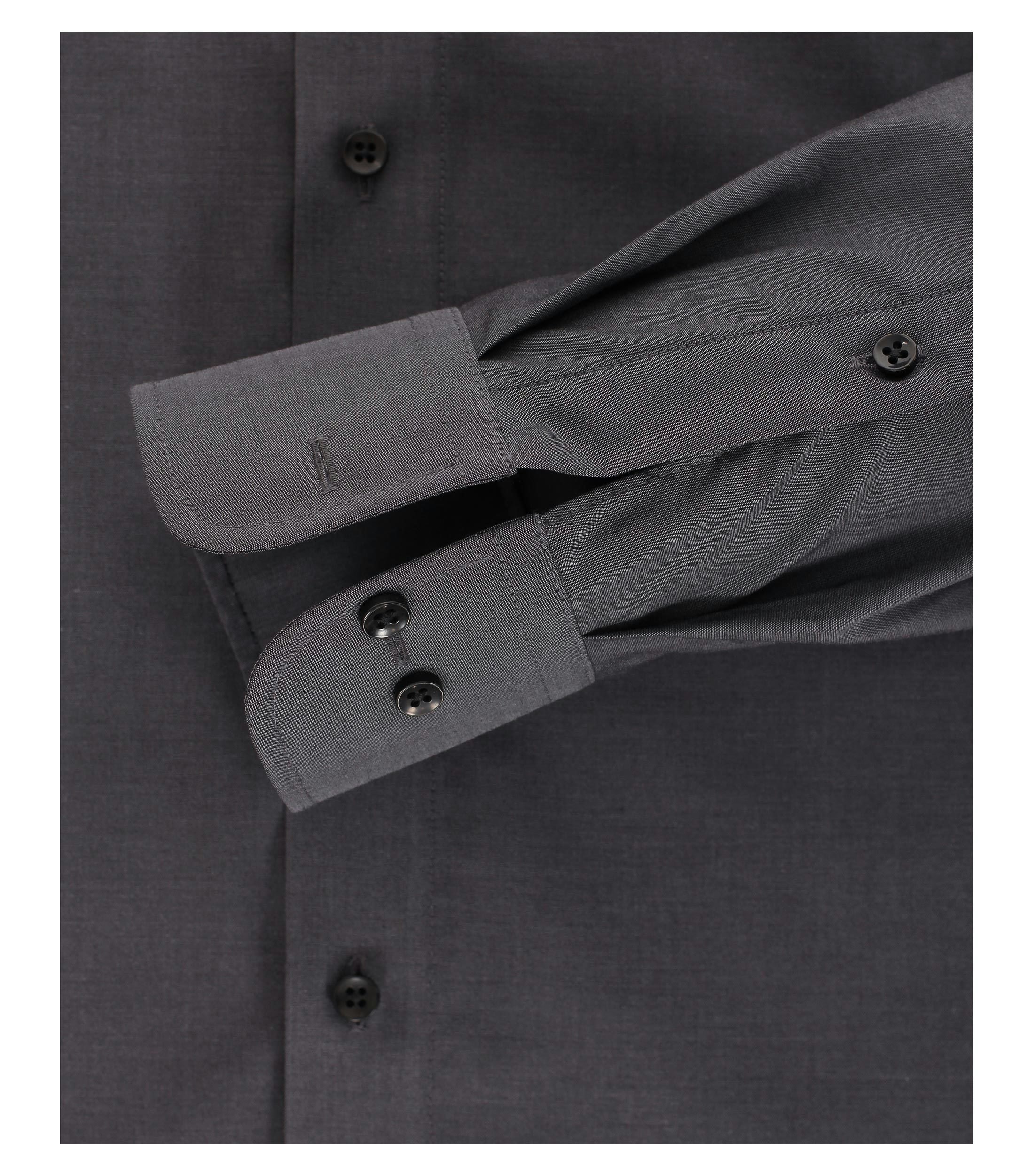 Ein Businesshemd im uni Muster in der Farbe Dunkelgrau