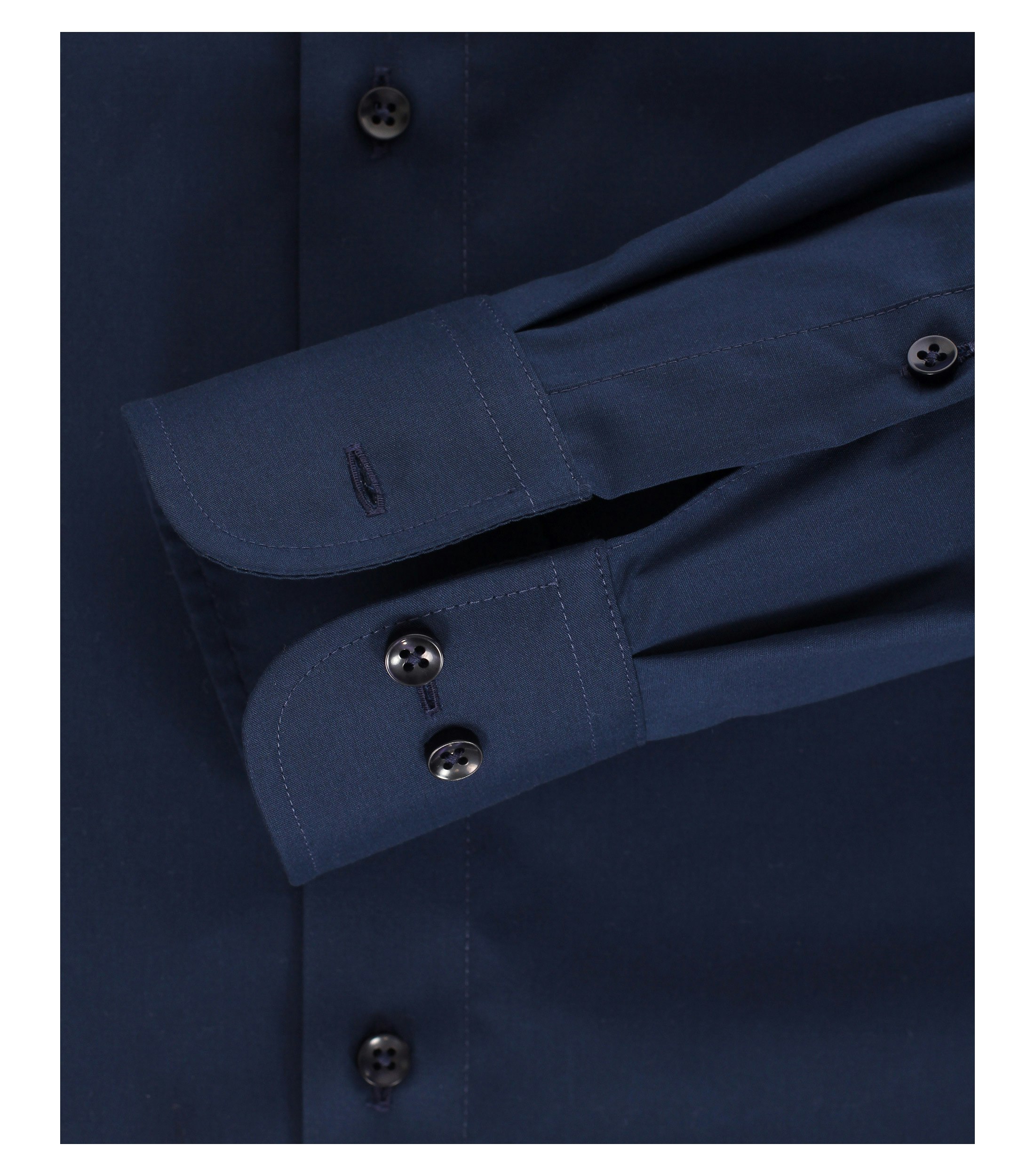 Ein Businesshemd im uni Muster in der Farbe Dunkelblau