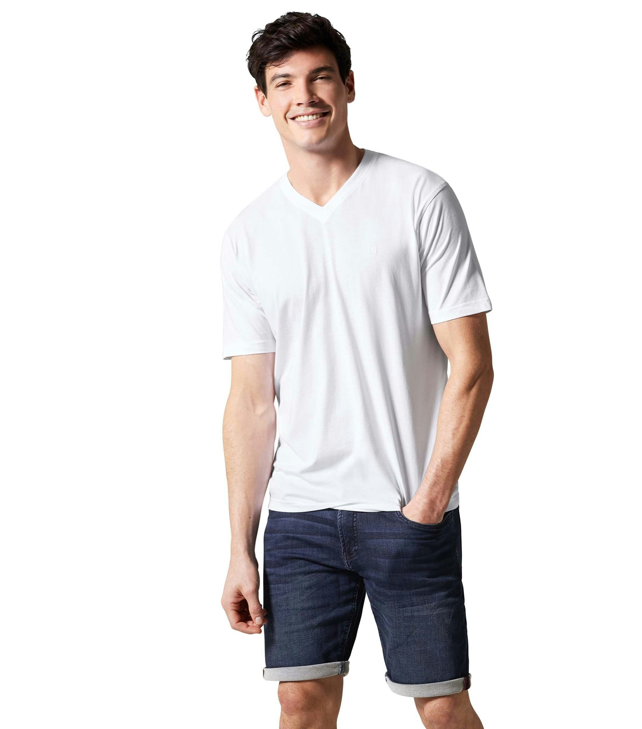 Das Model trägt ein TShirt im uni Muster in der Farbe Weiß