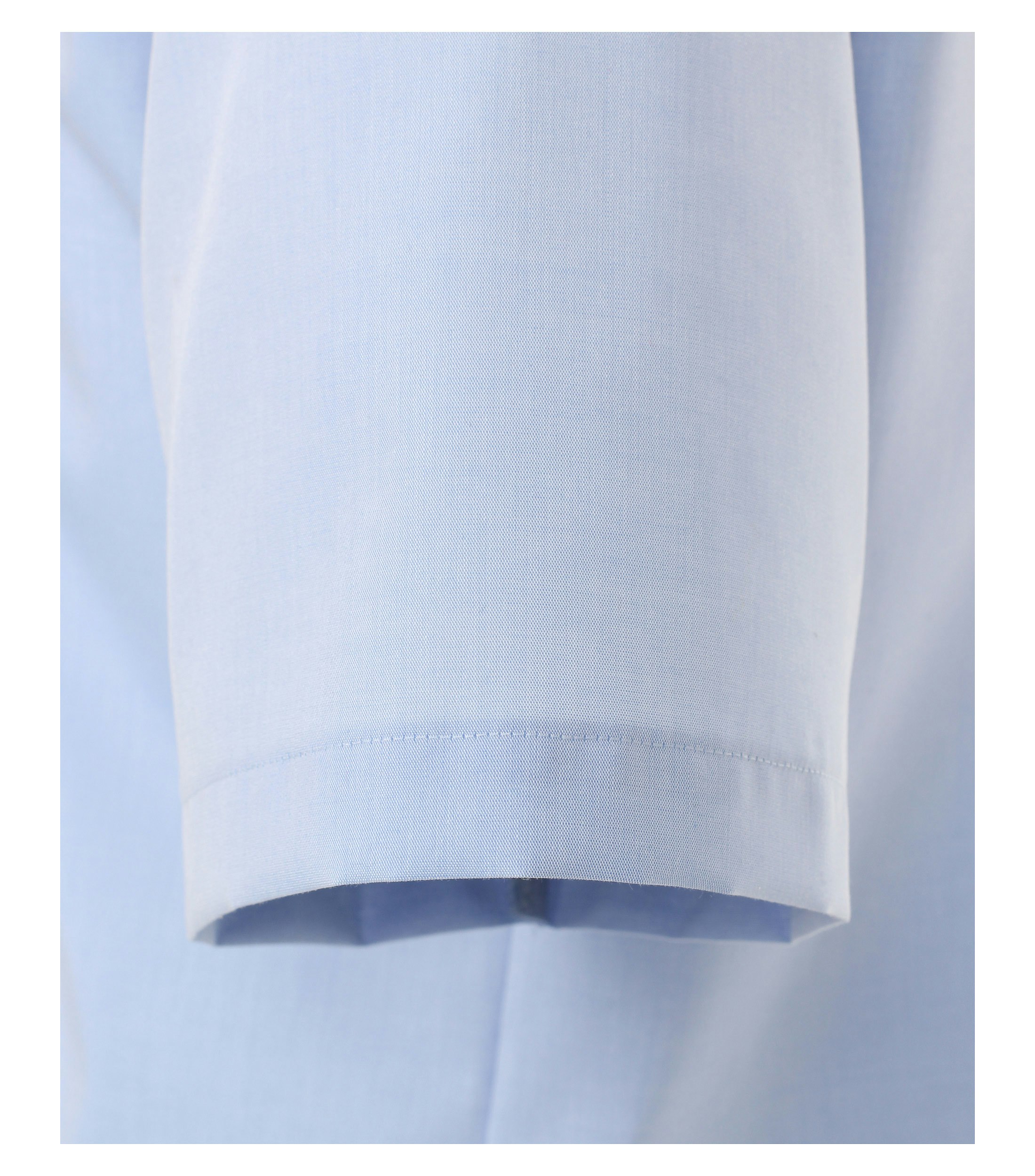 Ein Businesshemd im uni Muster in der Farbe Hellblau