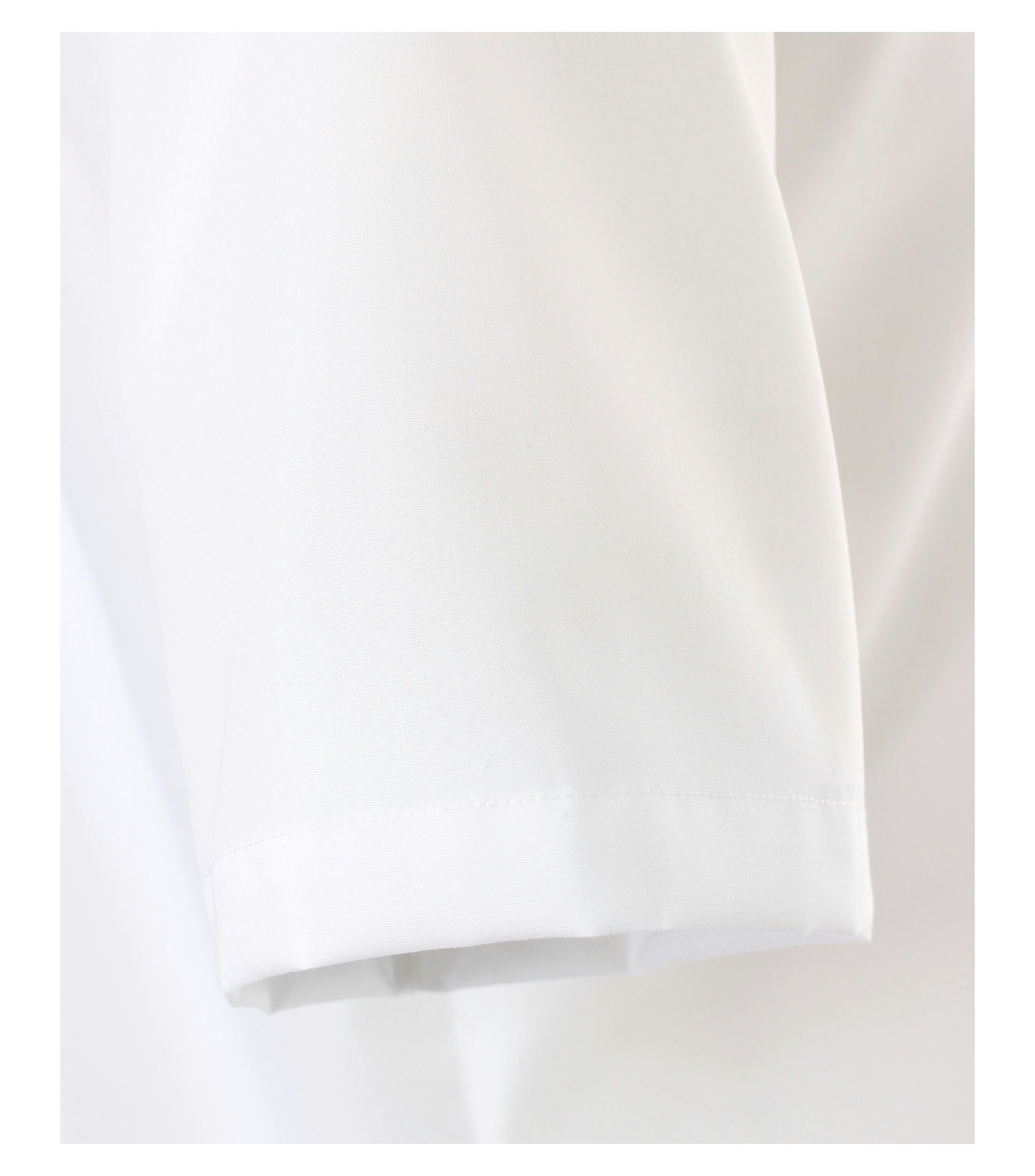 Ein Businesshemd im uni Muster in der Farbe Weiß