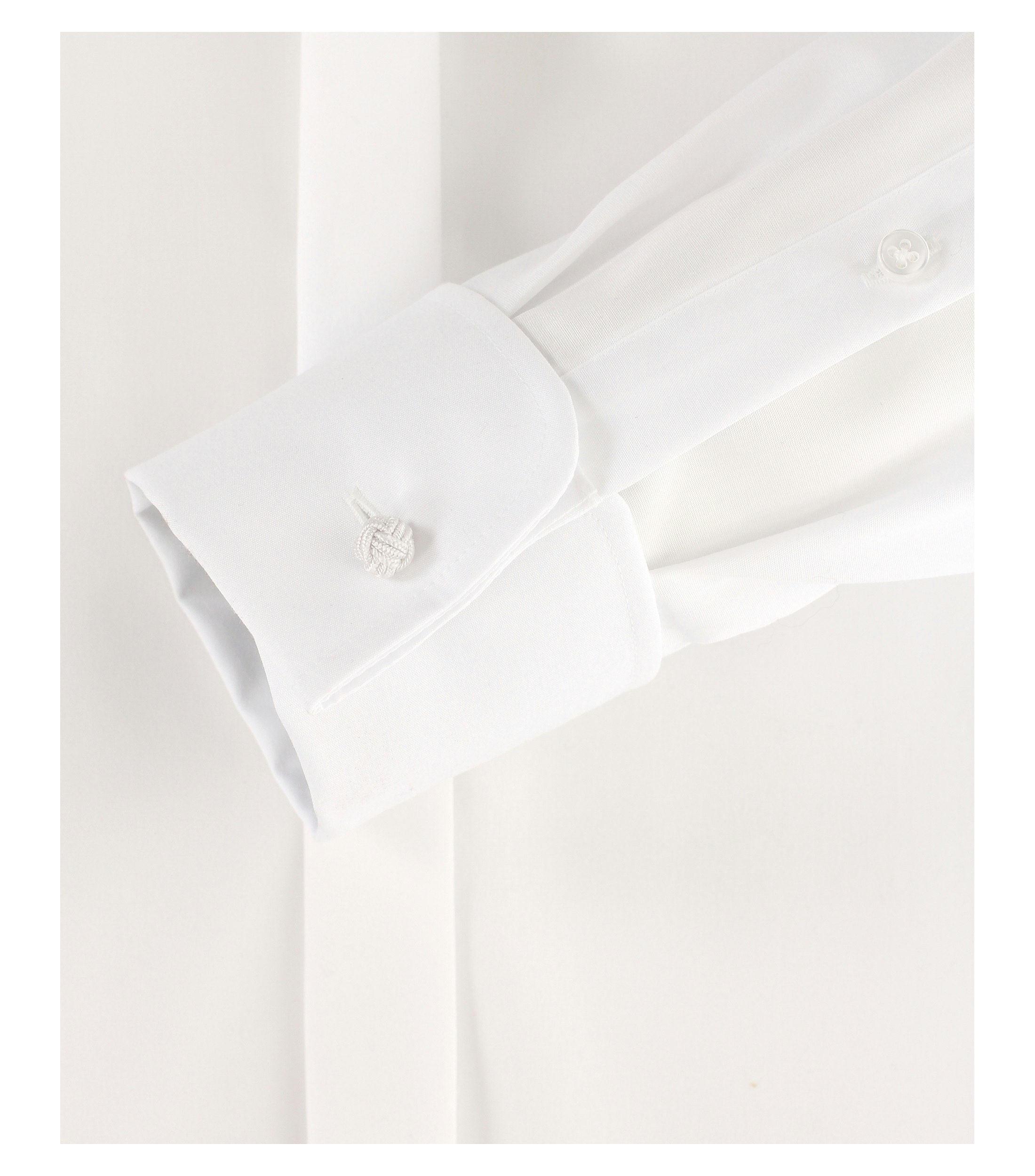 Ein Businesshemd im uni Muster in der Farbe Weiß