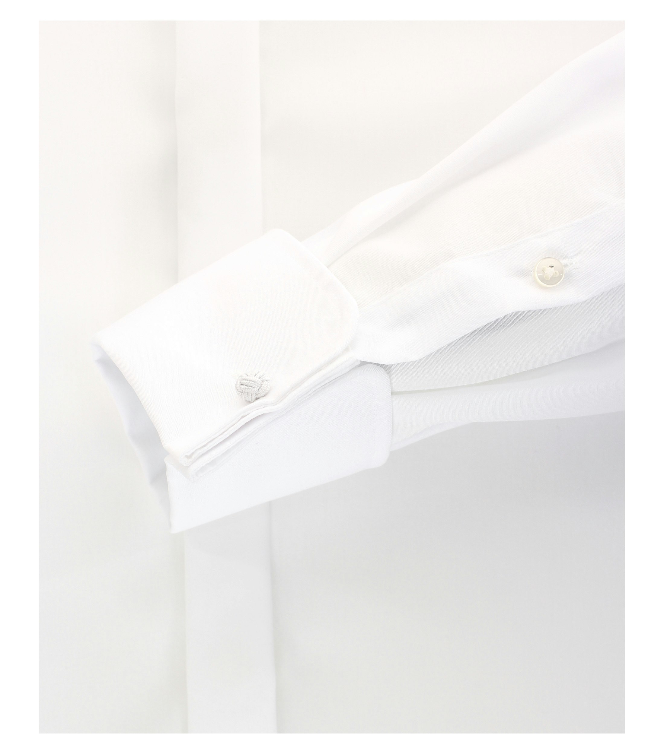 Ein Businesshemd im uni Muster in der Farbe Weiß