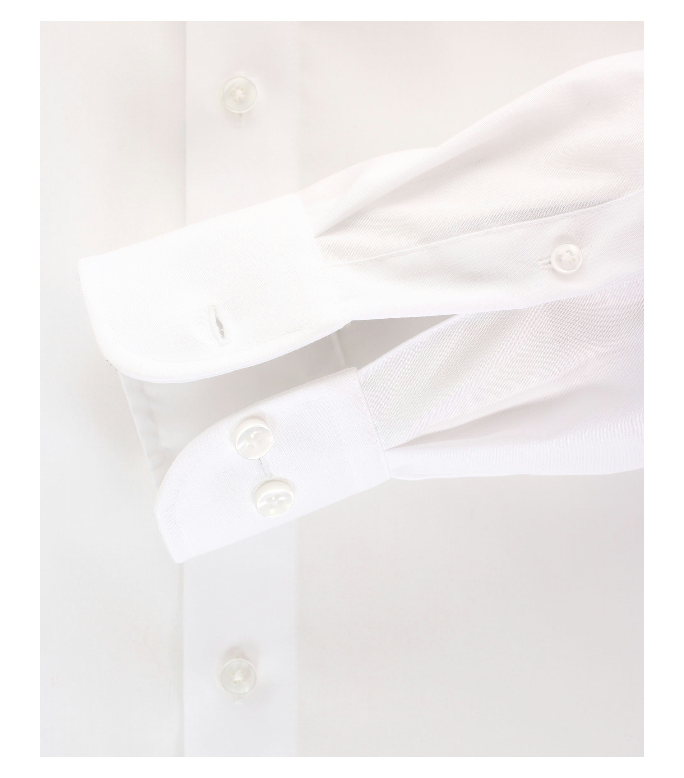 Das Model trägt ein Businesshemd im uni Muster in der Farbe Weiß