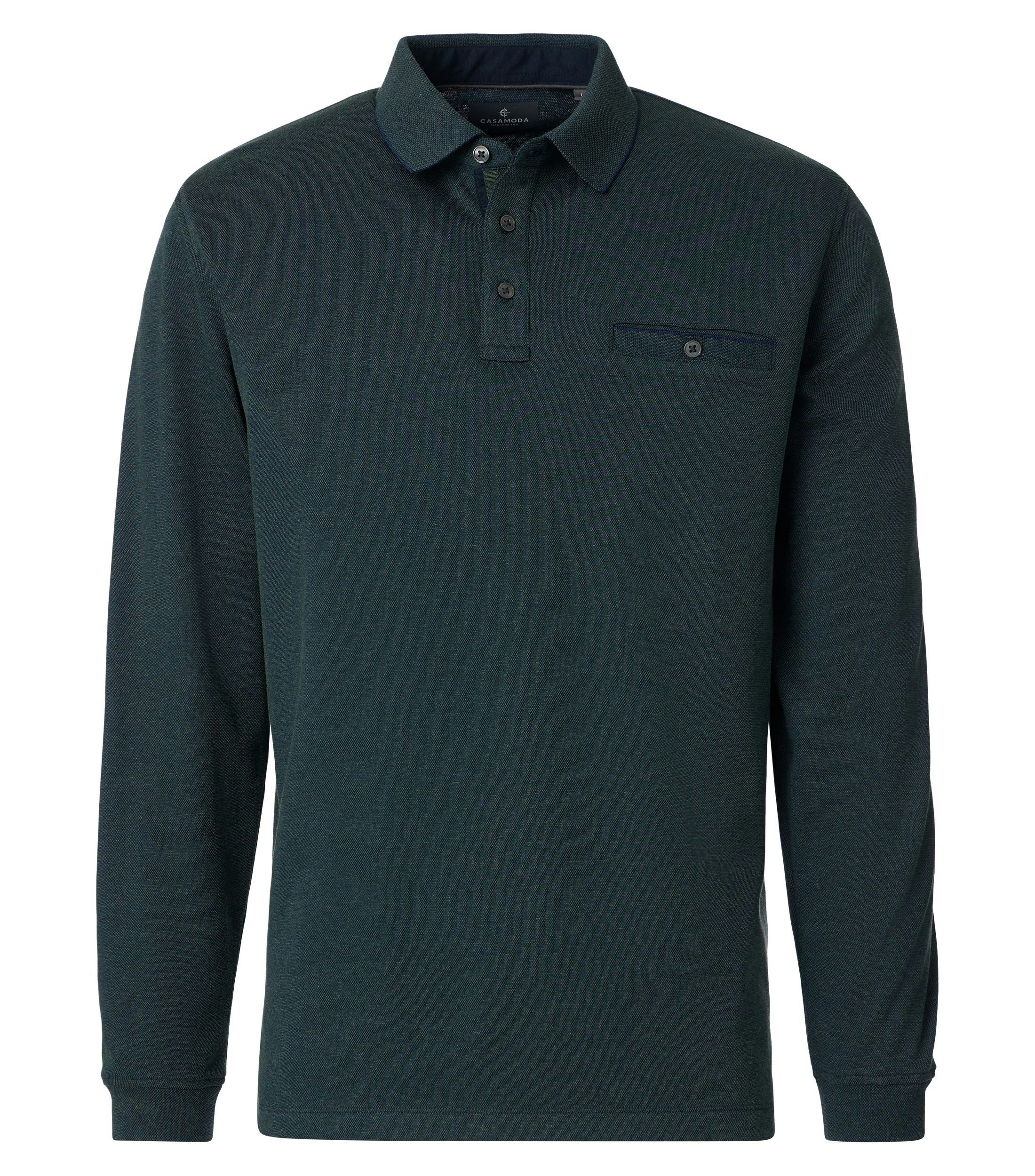 Das Model trägt ein PoloShirt im gestreift Muster in der Farbe Olive