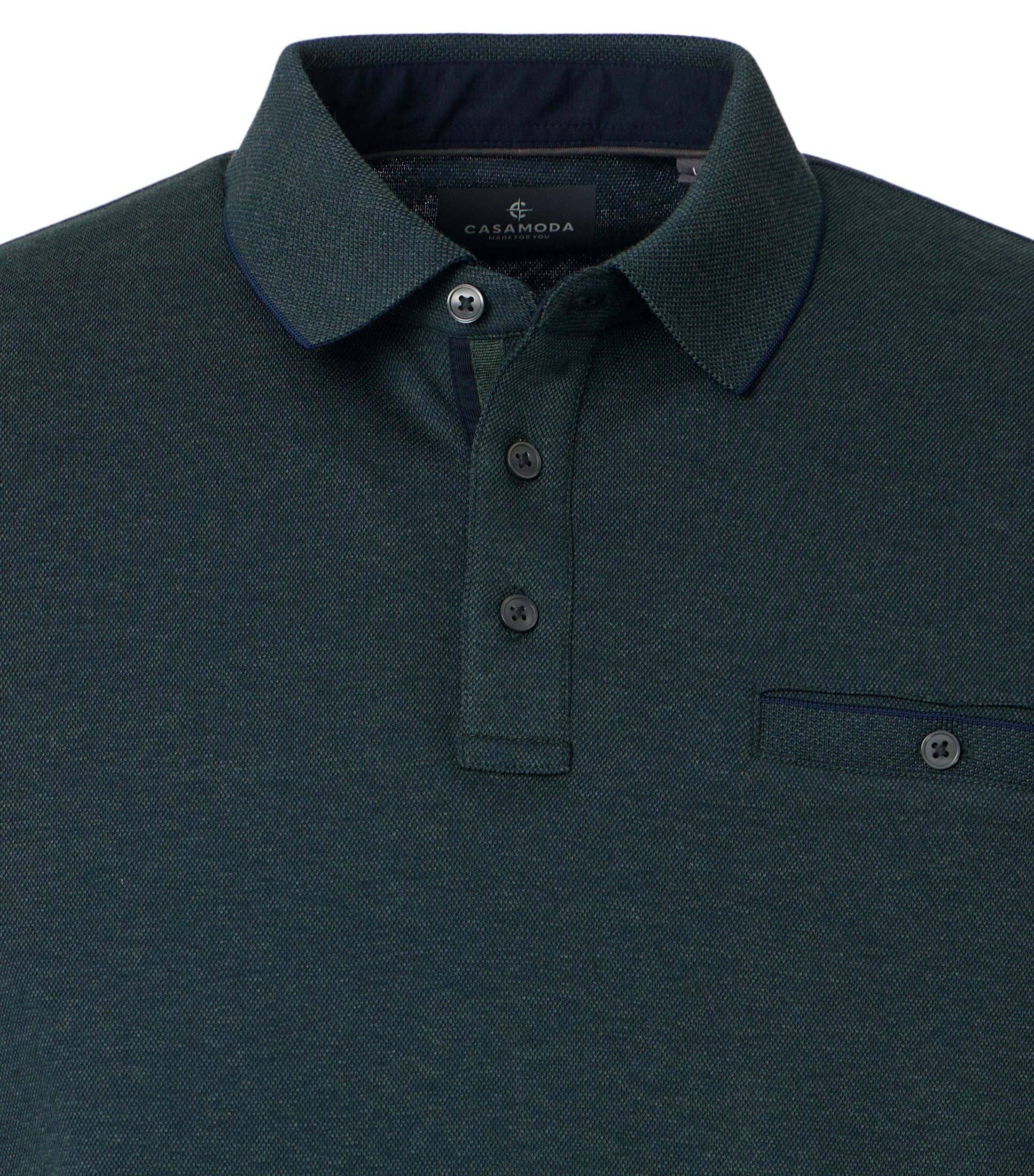 Das Model trägt ein PoloShirt im gestreift Muster in der Farbe Olive
