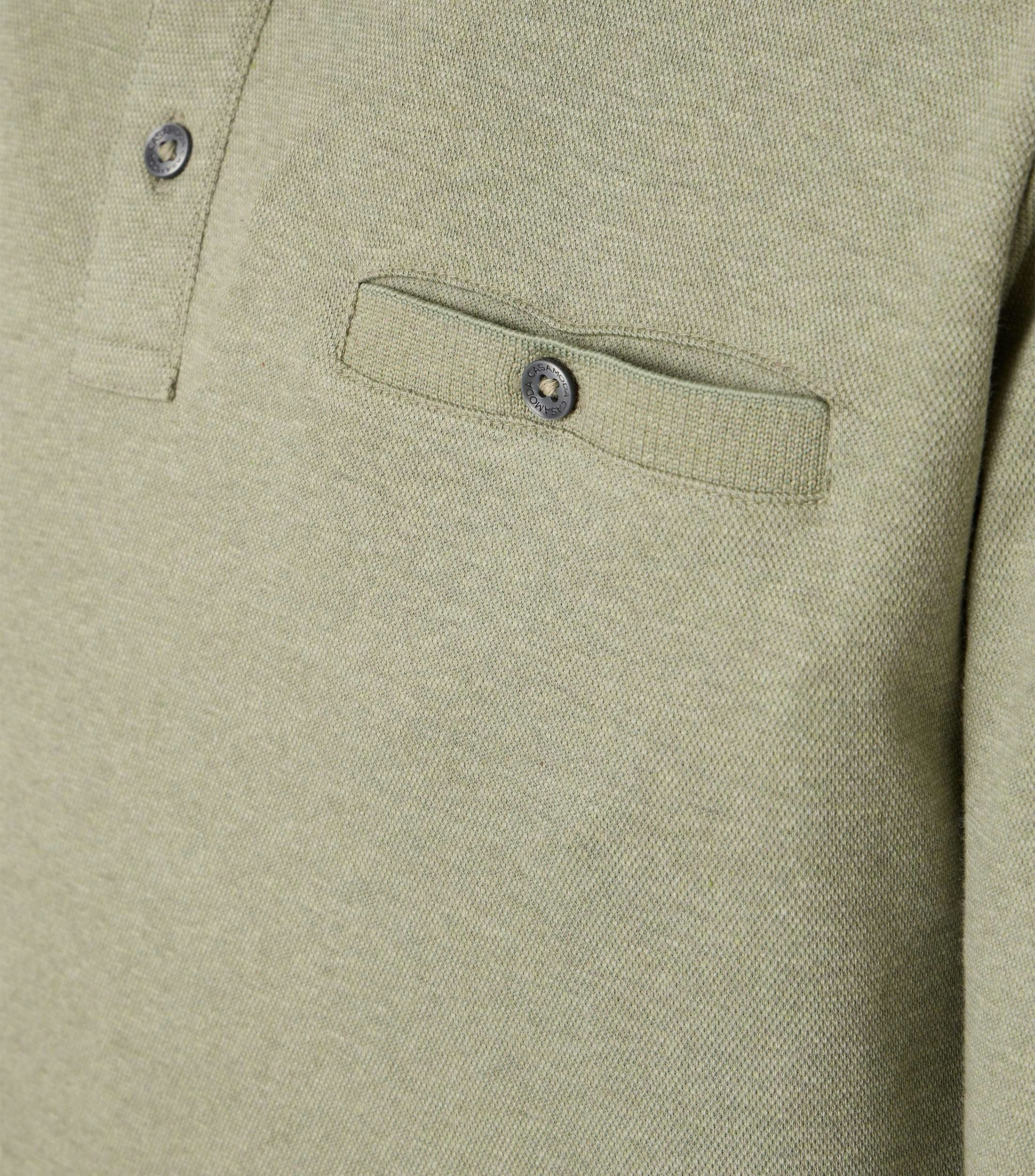 Ein Polo-Shirt im gestreift Muster in der Farbe Hellgrün