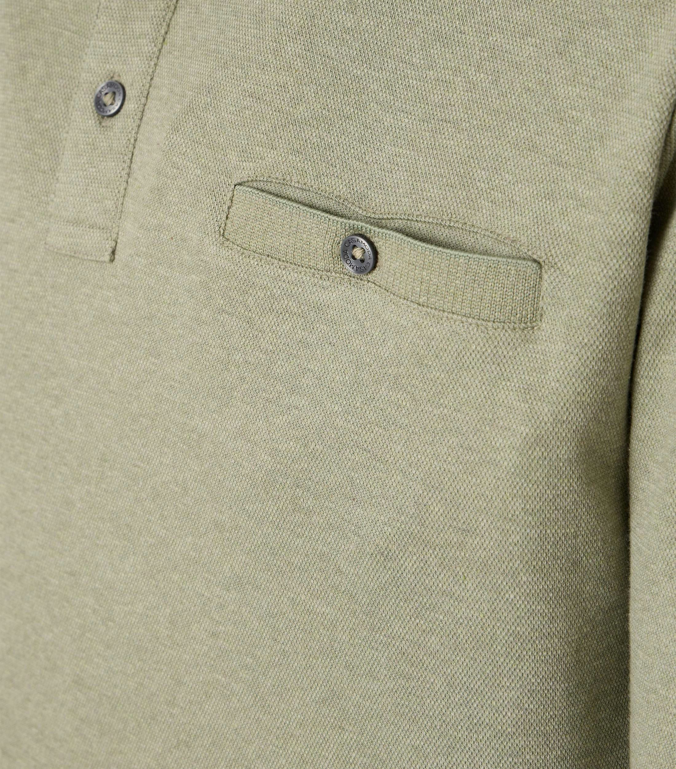 Ein Polo-Shirt im gestreift Muster in der Farbe Hellgrün