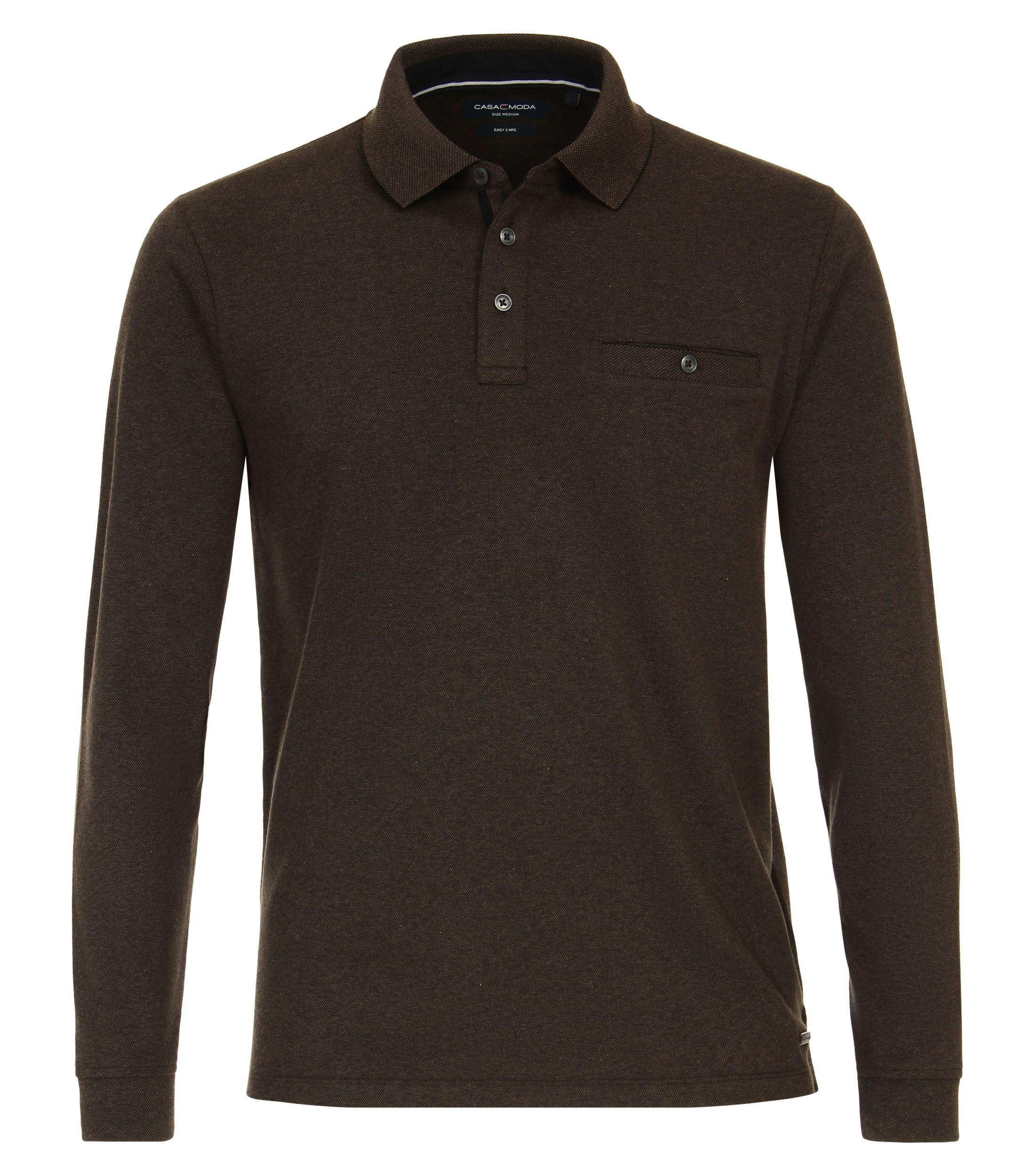 Das Model trägt ein PoloShirt im gestreift Muster in der Farbe Braun