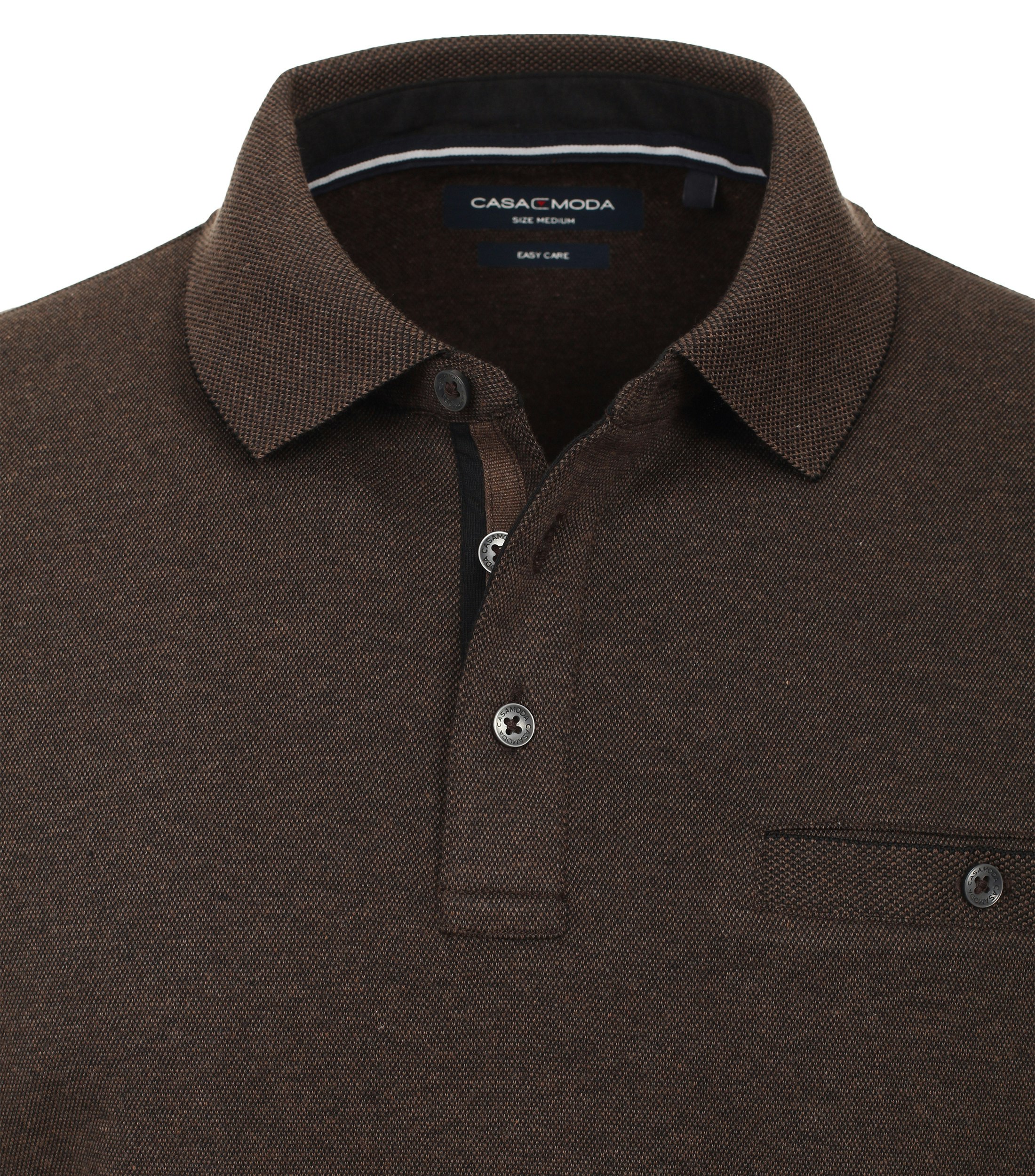 Das Model trägt ein PoloShirt im gestreift Muster in der Farbe Braun