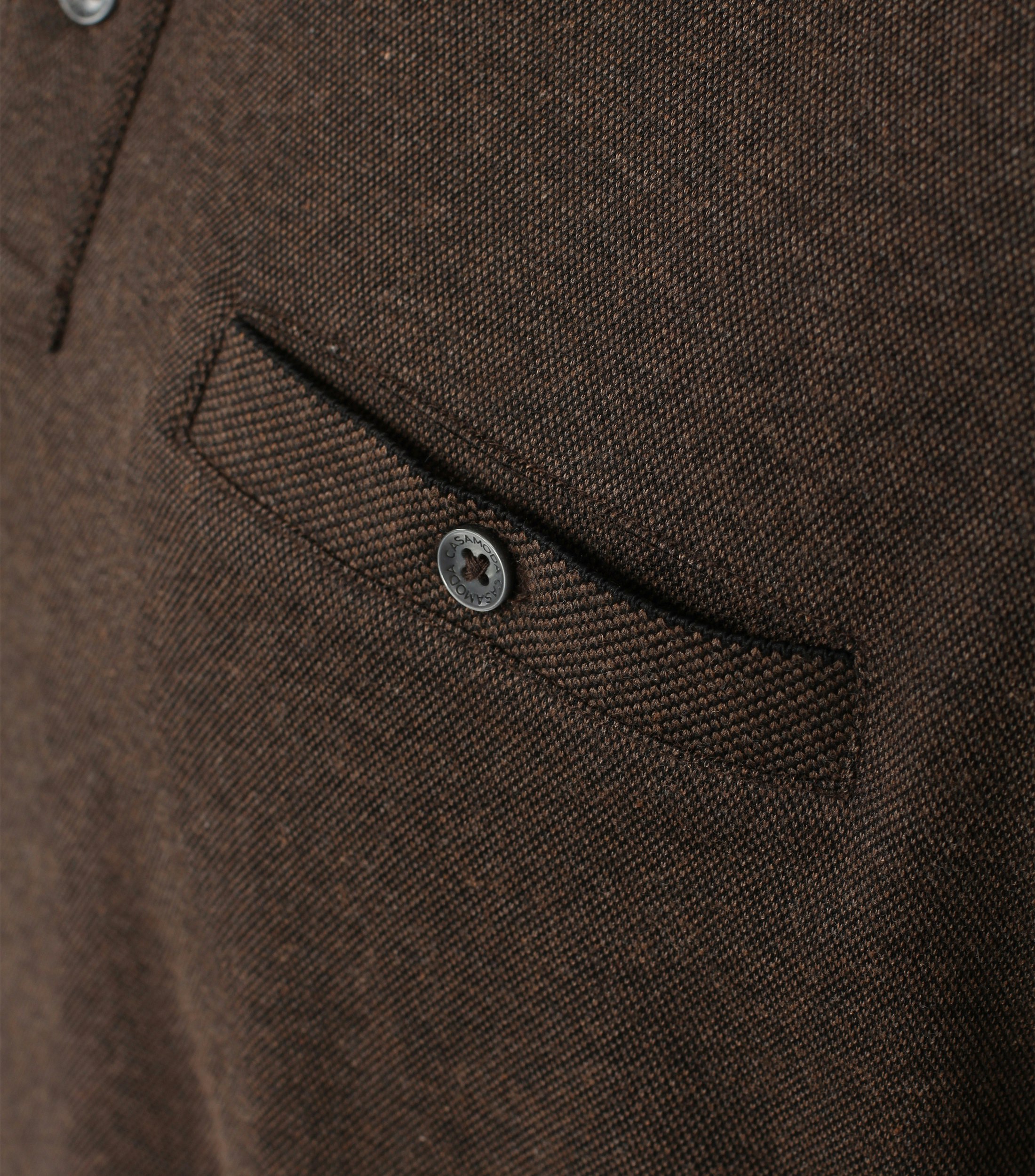 Das Model trägt ein PoloShirt im gestreift Muster in der Farbe Braun