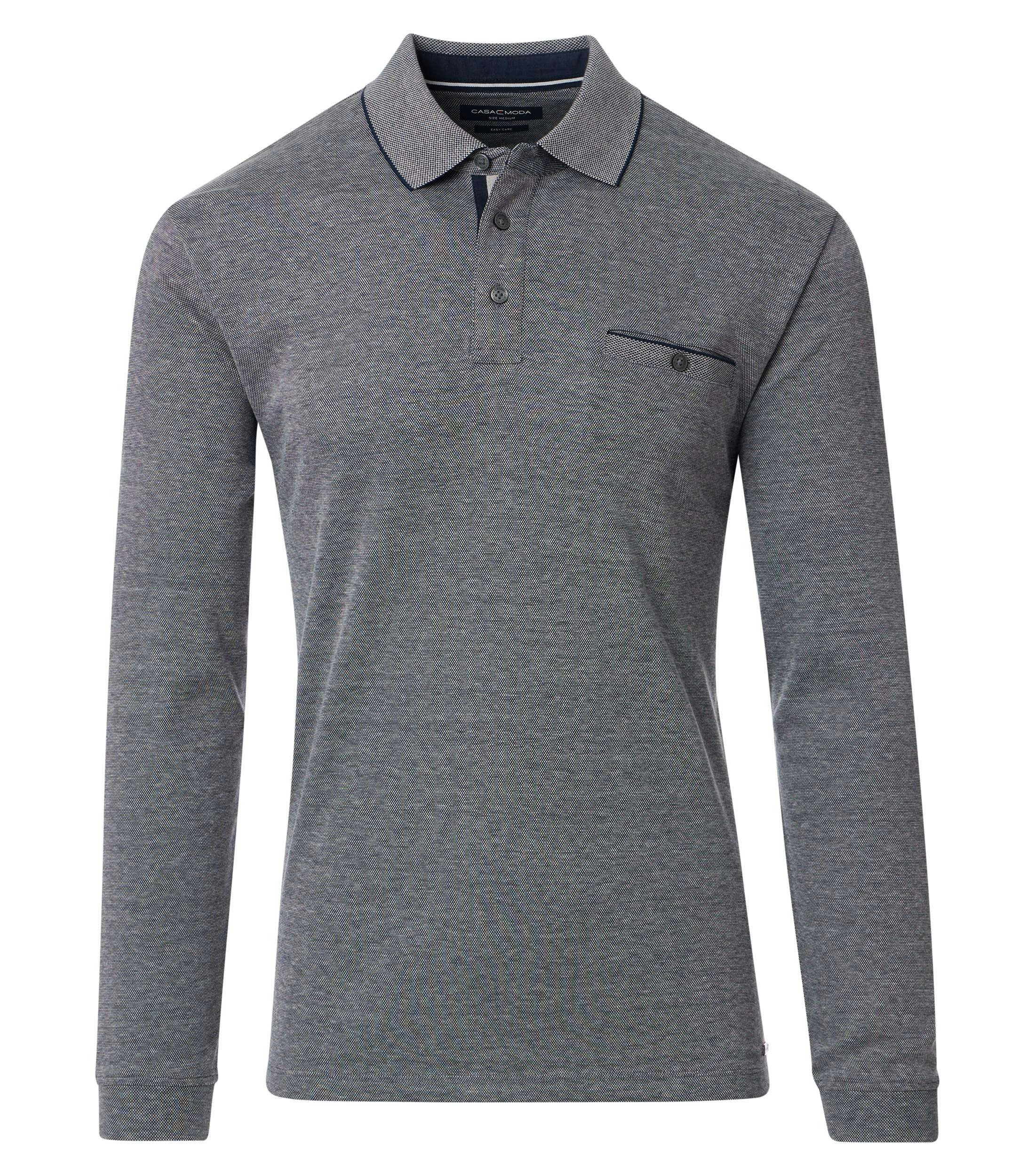 Das Model trägt ein PoloShirt im gestreift Muster in der Farbe graues Mittelblau