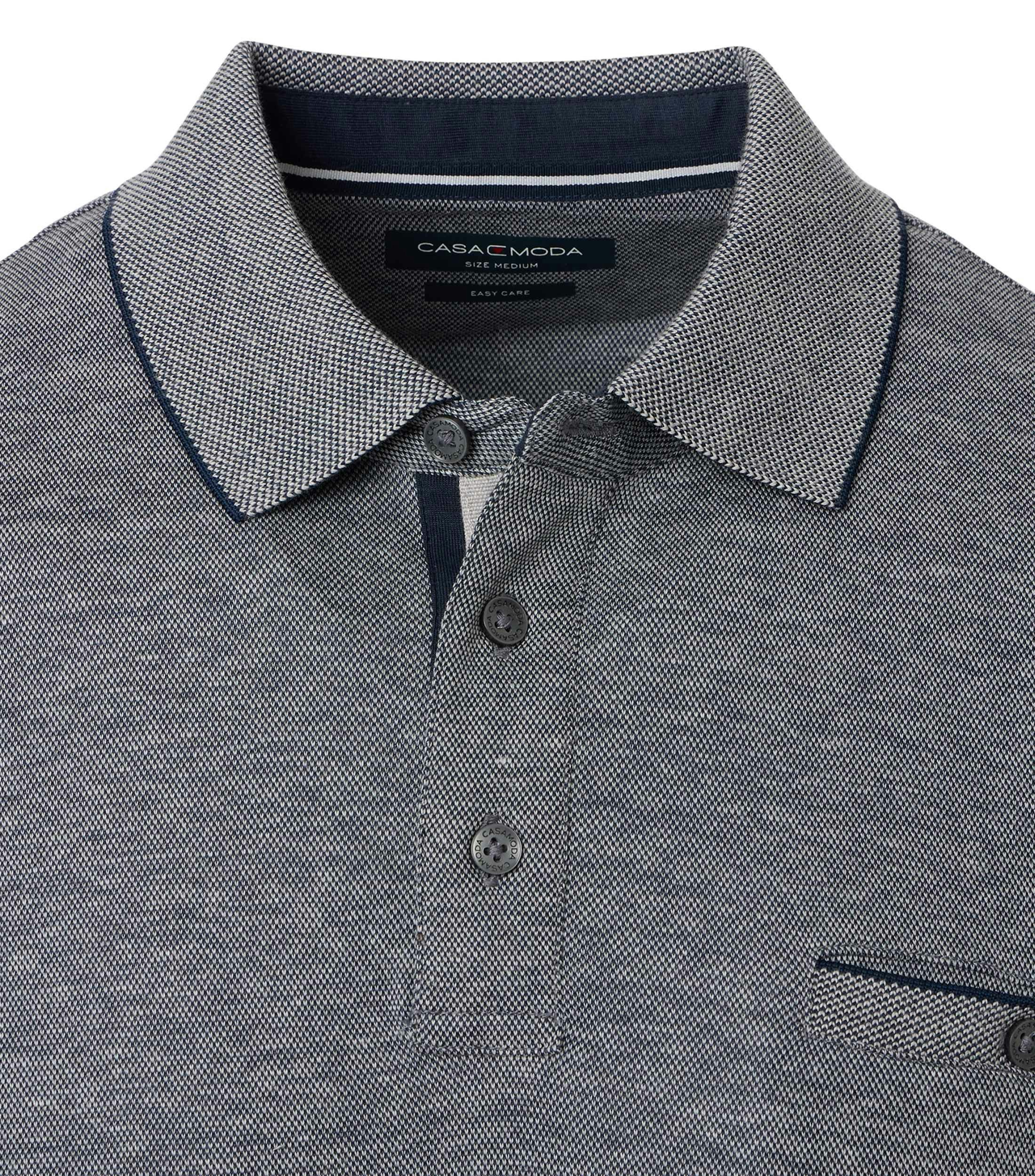 Das Model trägt ein PoloShirt im gestreift Muster in der Farbe graues Mittelblau