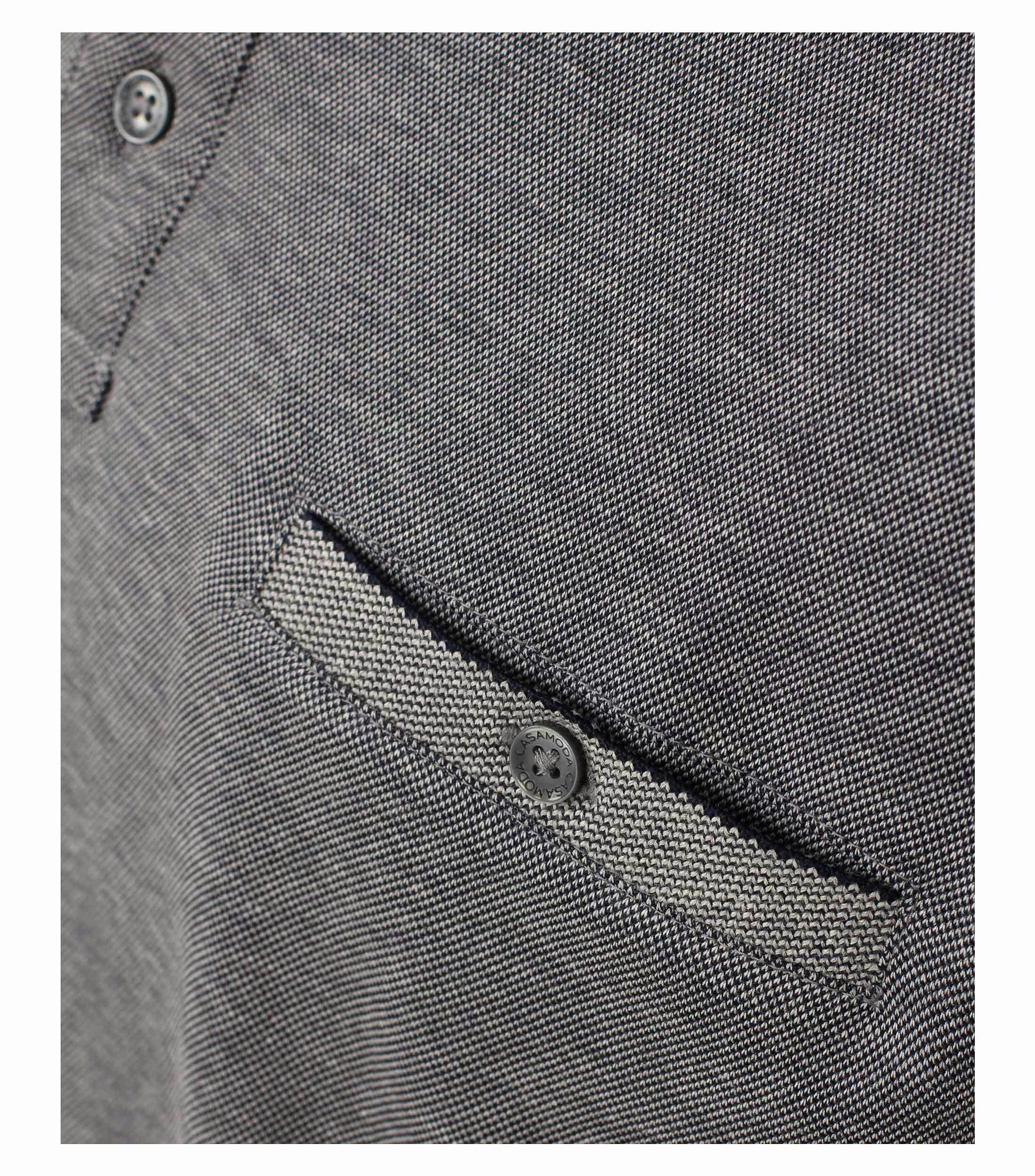 Das Model trägt ein PoloShirt im gestreift Muster in der Farbe graues Mittelblau