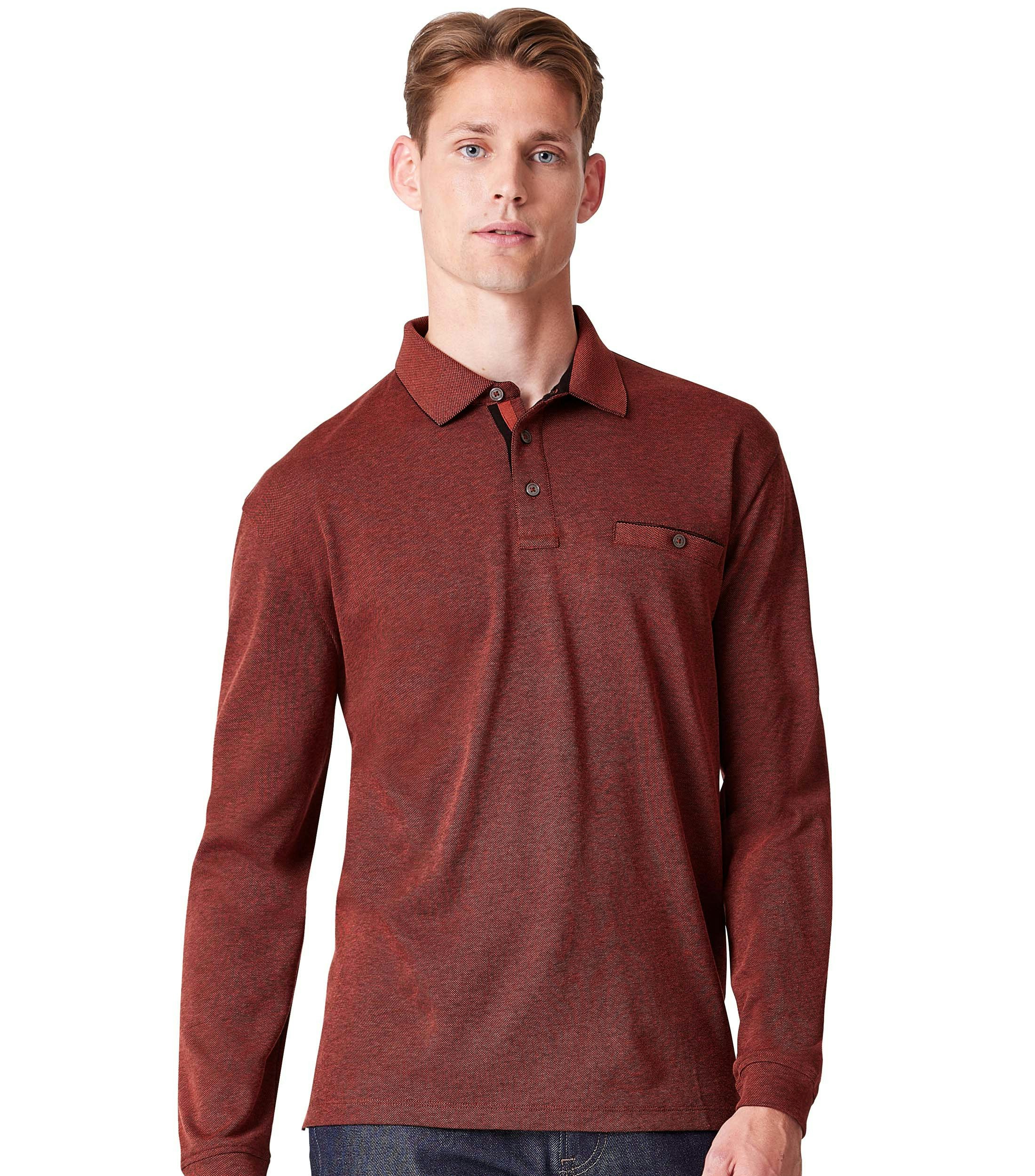 Das Model trägt ein PoloShirt im gestreift Muster in der Farbe Dunkelorange
