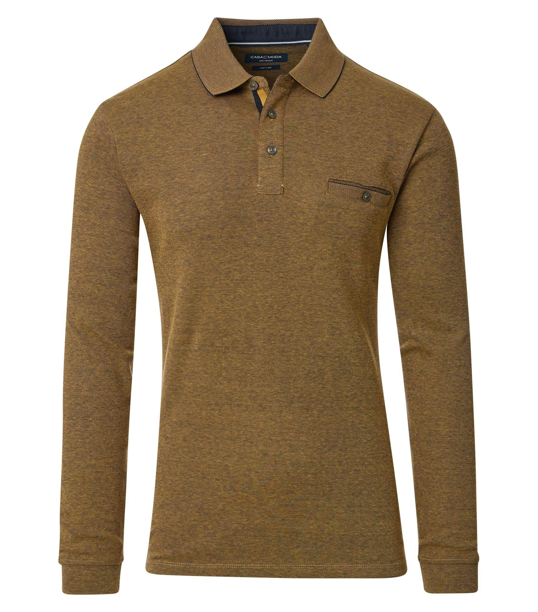 Das Model trägt ein PoloShirt im gestreift Muster in der Farbe Senfgelb