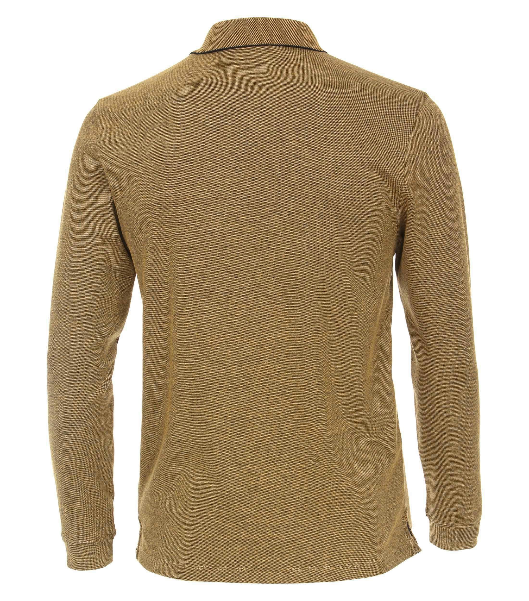 Das Model trägt ein PoloShirt im gestreift Muster in der Farbe Senfgelb