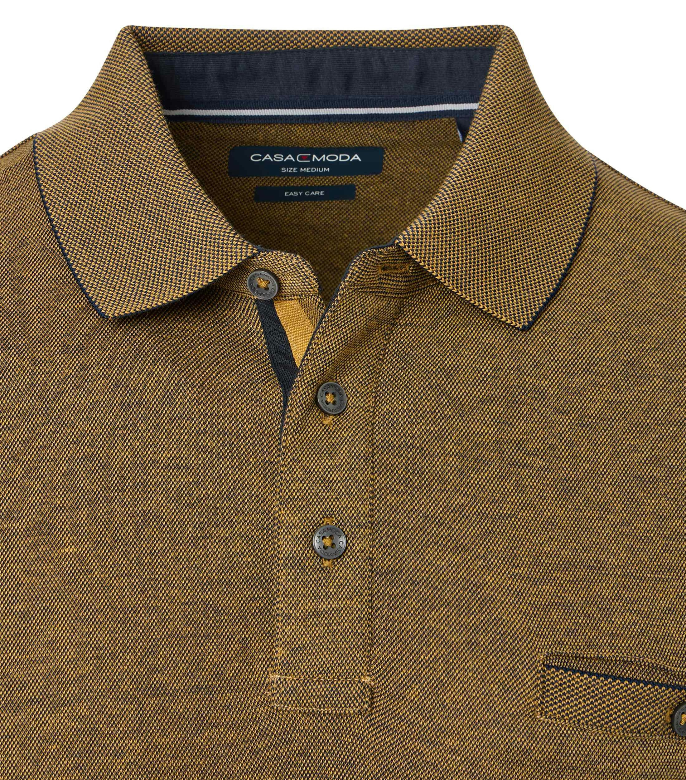 Das Model trägt ein PoloShirt im gestreift Muster in der Farbe Senfgelb