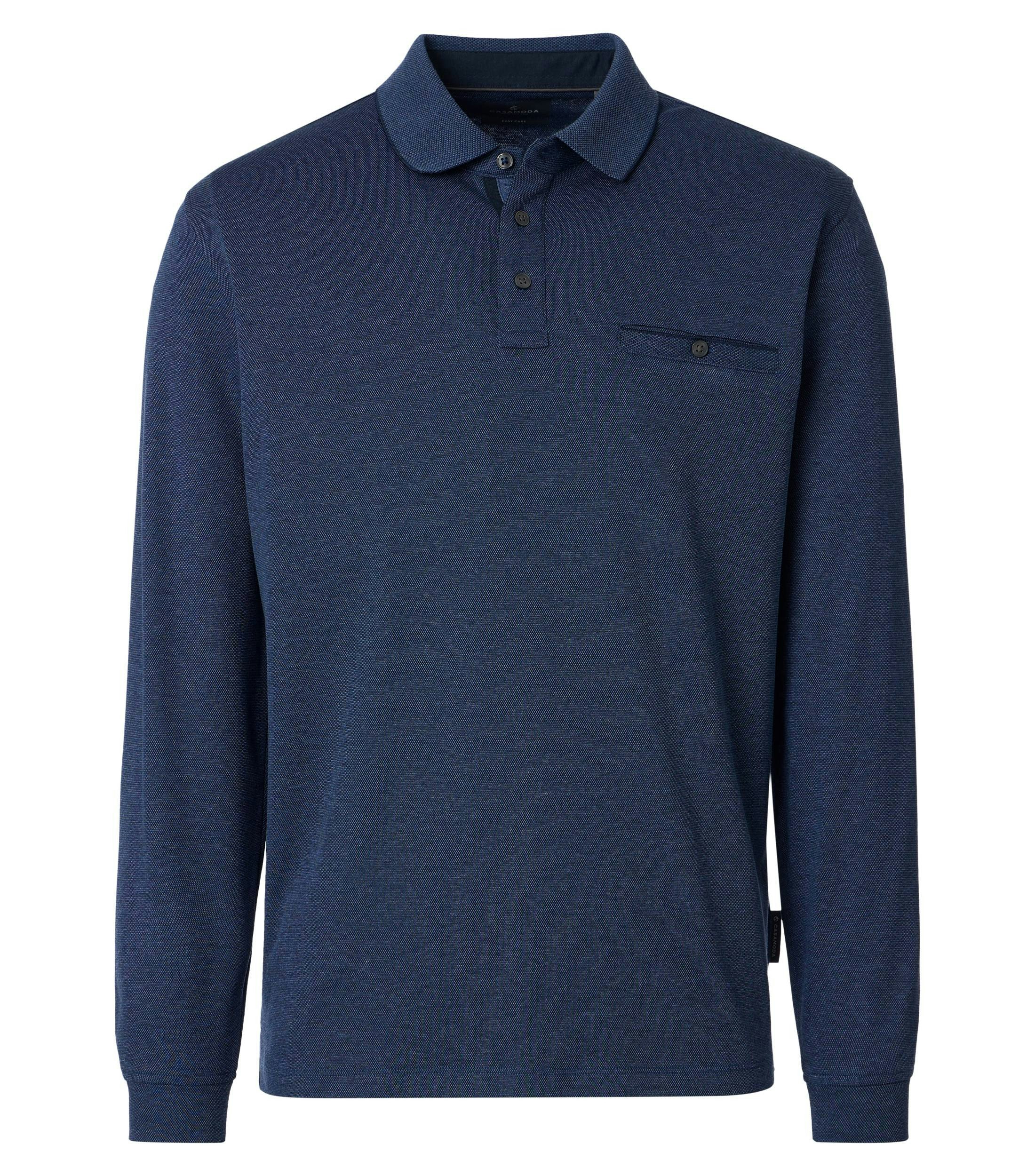 Das Model trägt ein PoloShirt im gestreift Muster in der Farbe mittleres Dunkelblau