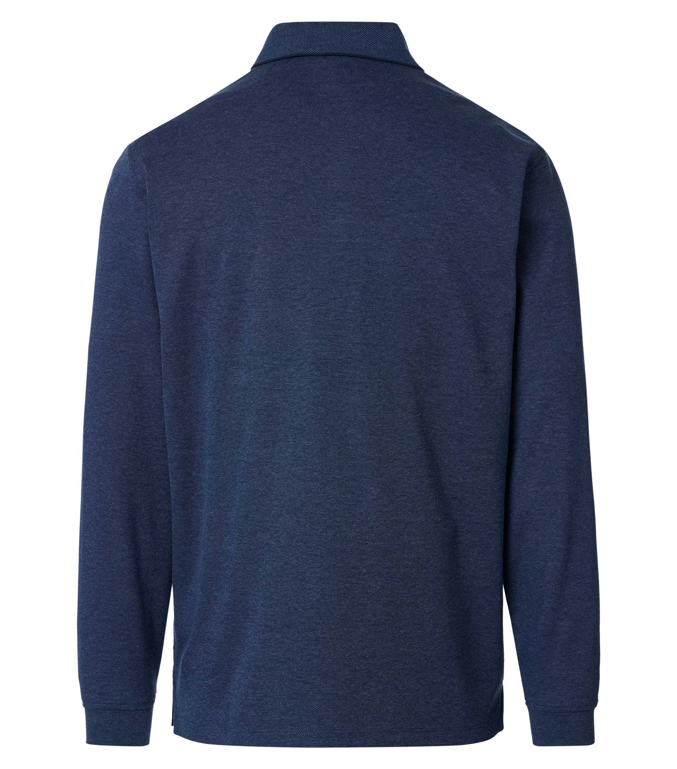 Das Model trägt ein PoloShirt im gestreift Muster in der Farbe mittleres Dunkelblau