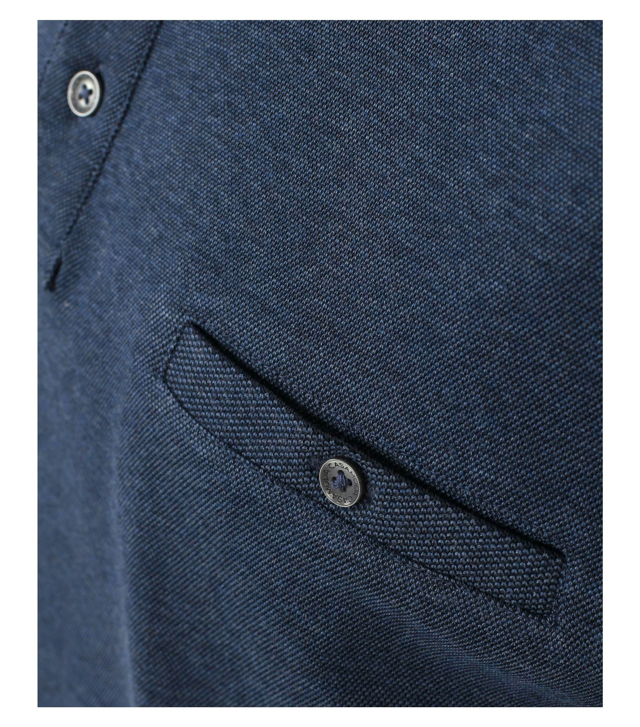 Das Model trägt ein PoloShirt im gestreift Muster in der Farbe mittleres Dunkelblau