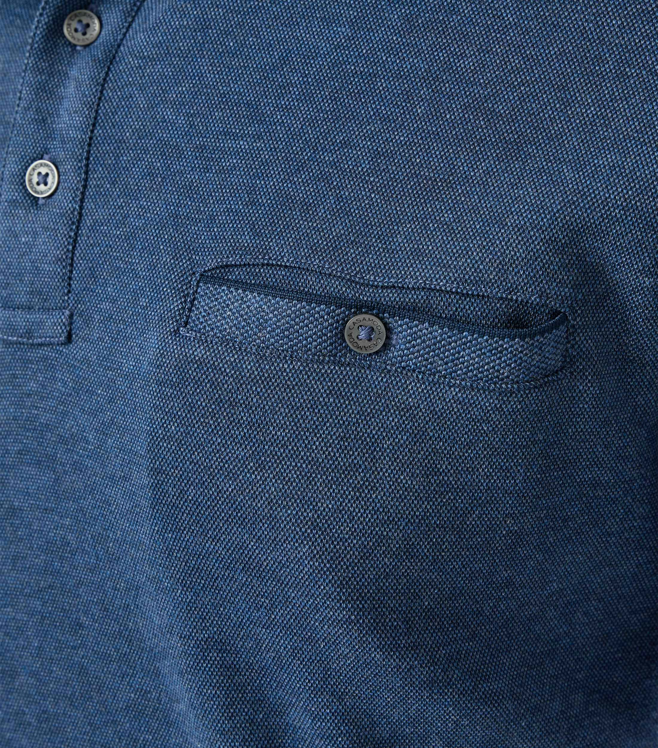 Das Model trägt ein PoloShirt im gestreift Muster in der Farbe mittleres Dunkelblau