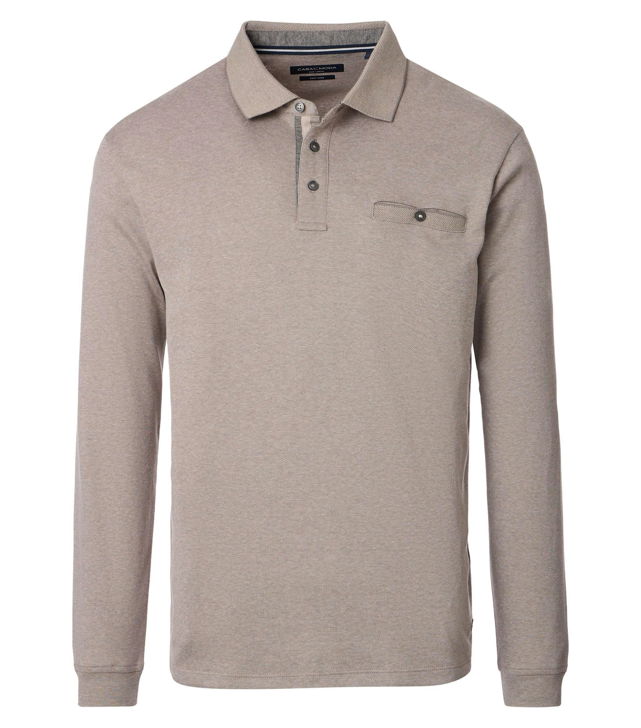 Ein Polo-Shirt im gestreift Muster in der Farbe Beige