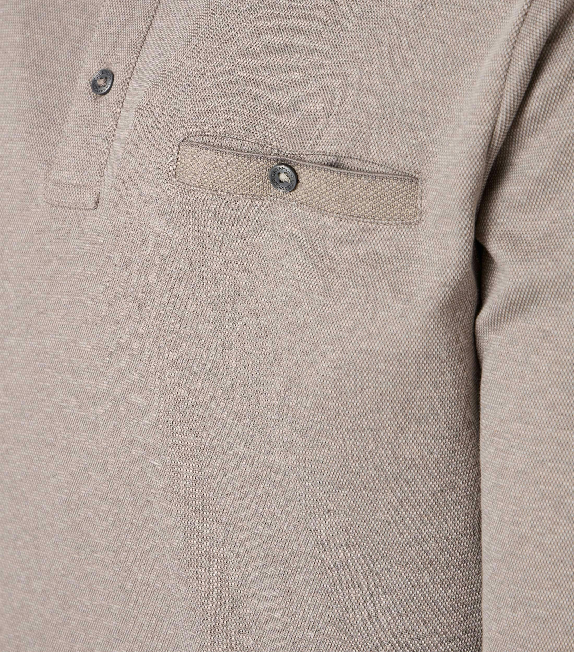Ein Polo-Shirt im gestreift Muster in der Farbe Beige
