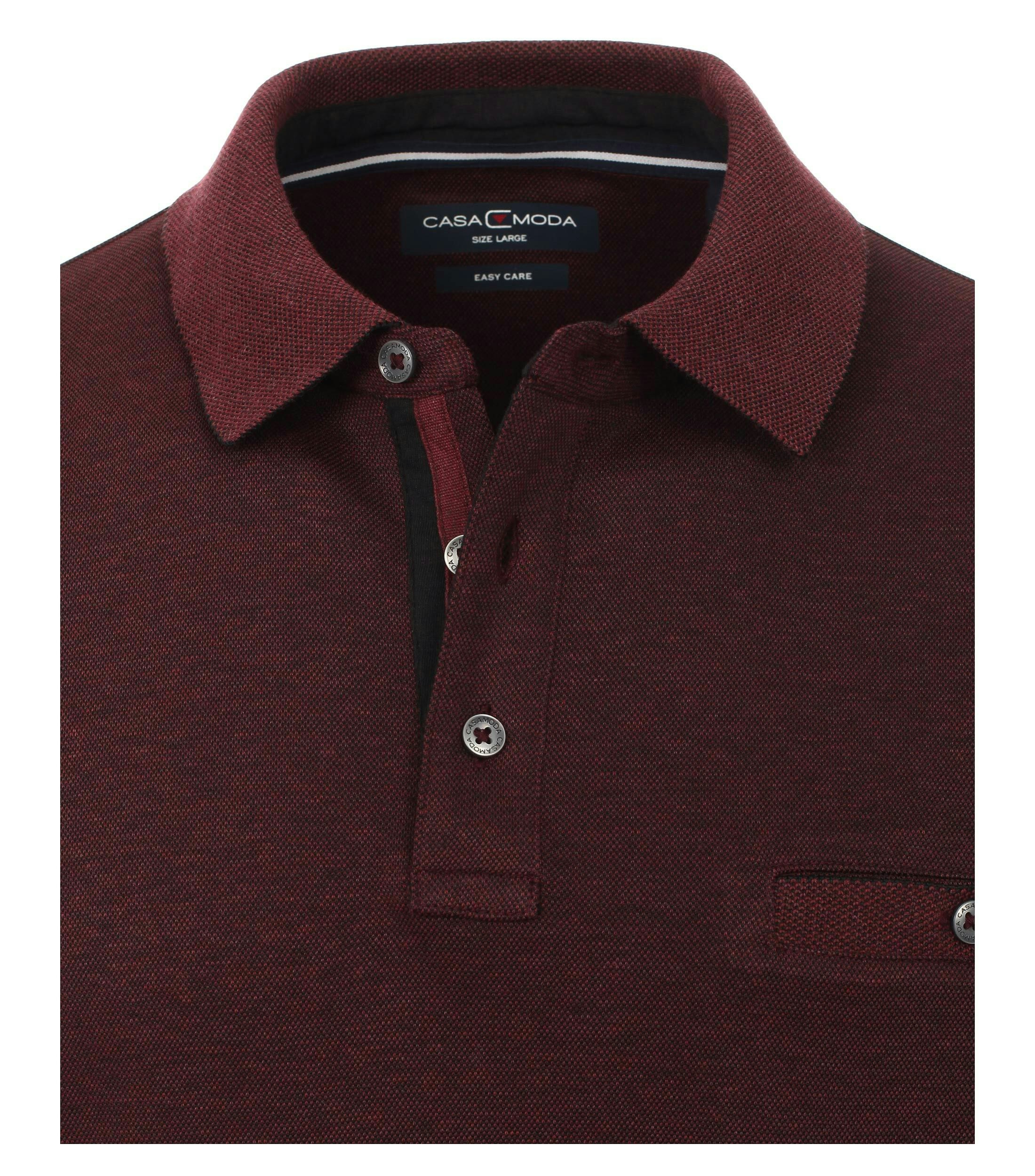 Das Model trägt ein PoloShirt im gestreift Muster in der Farbe Dunkelrot